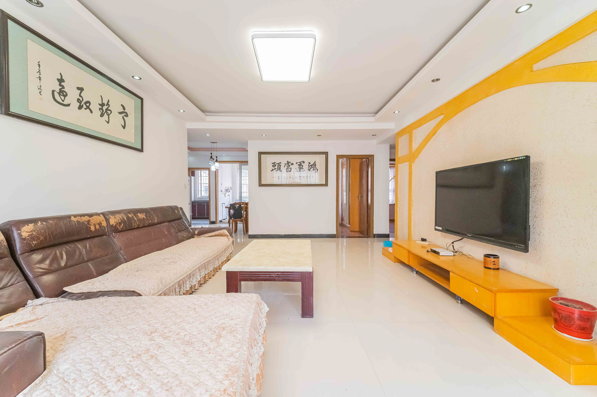 彩都公寓  3室2厅2卫    80.8万 彩都公寓  3室2厅2卫    80.8万客厅