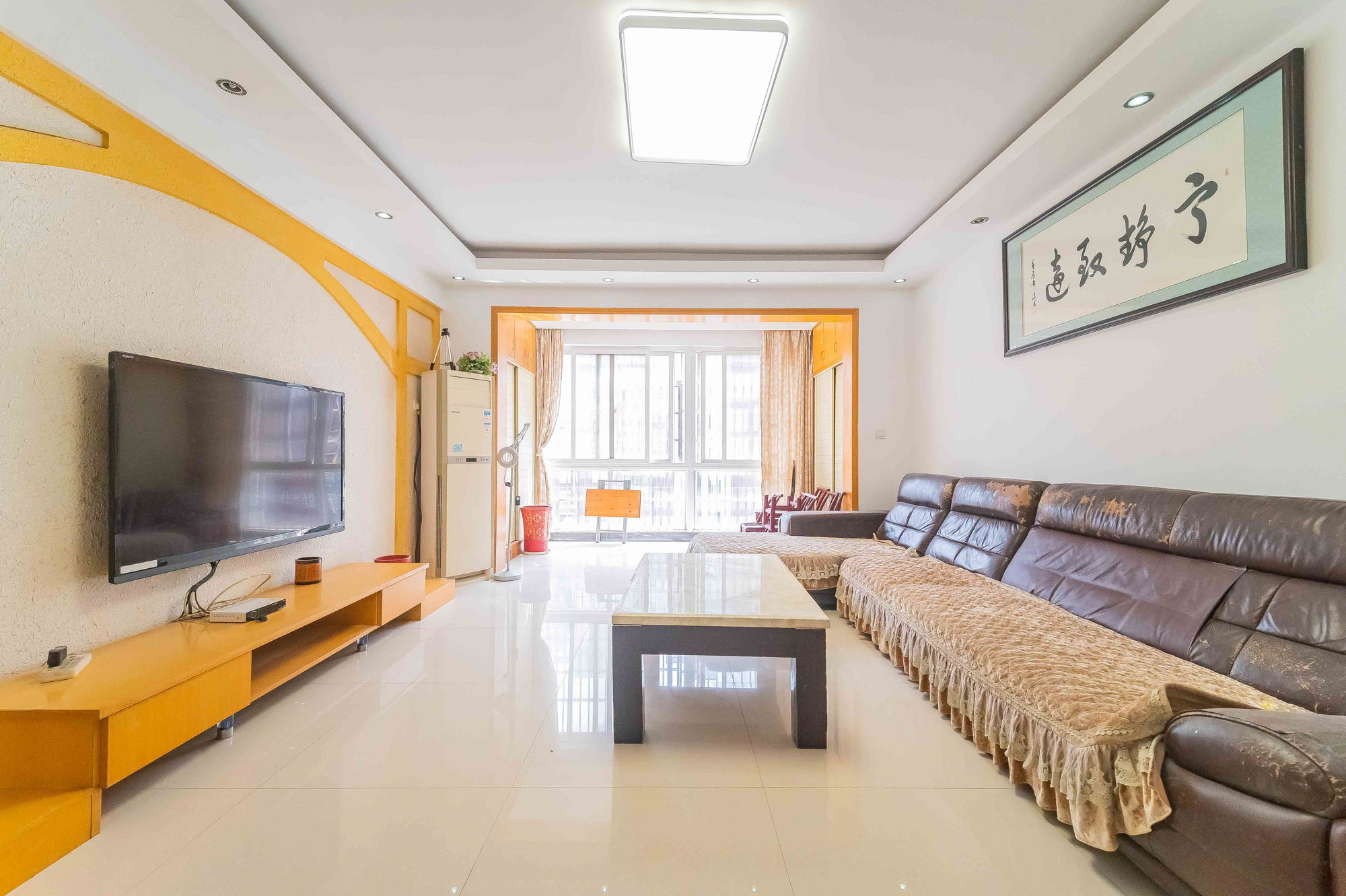 彩都公寓  3室2厅2卫    80.8万 彩都公寓  3室2厅2卫    80.8万客厅