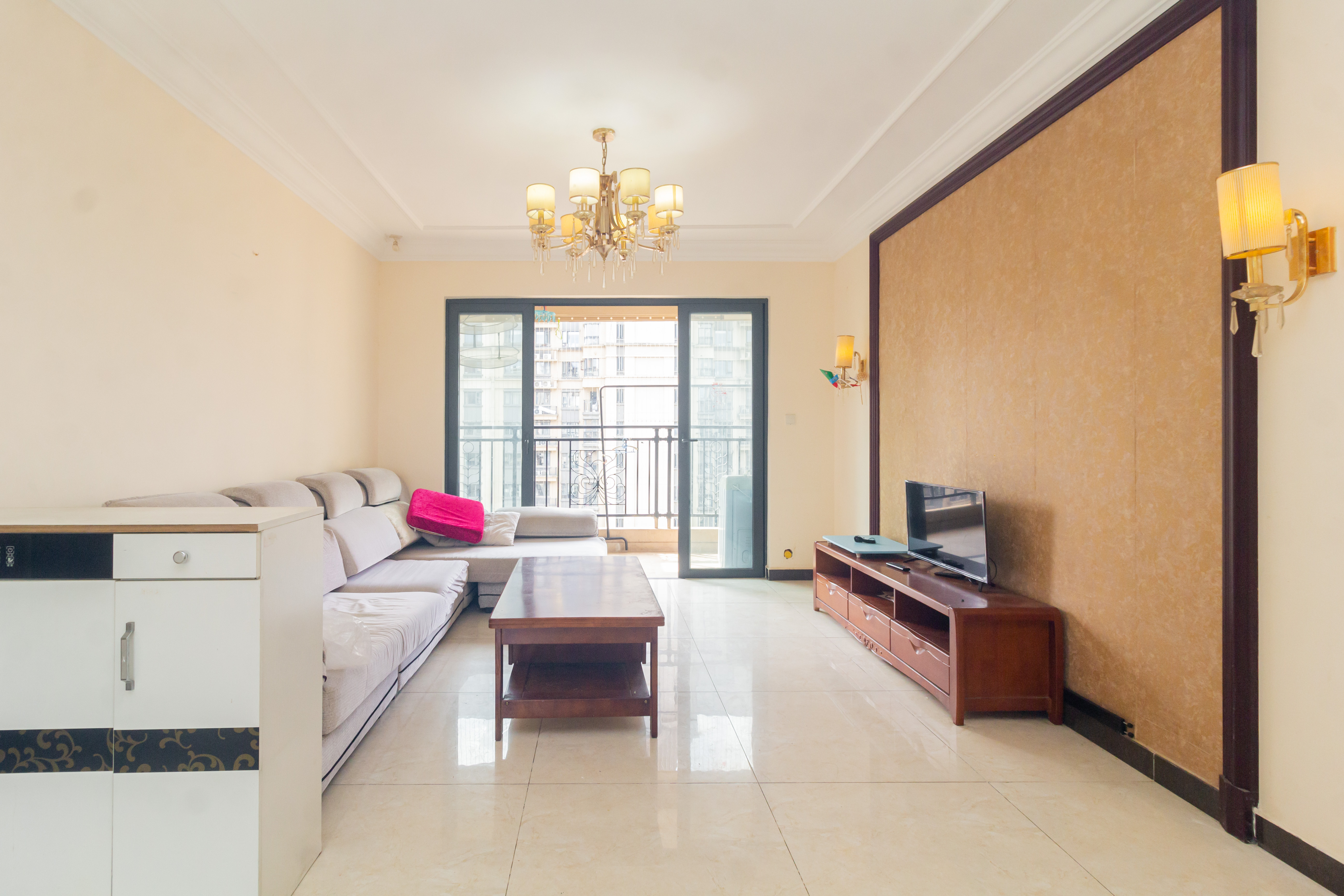 恒大江湾  3室2厅2卫    94.8万 恒大江湾  3室2厅2卫    94.8万客厅