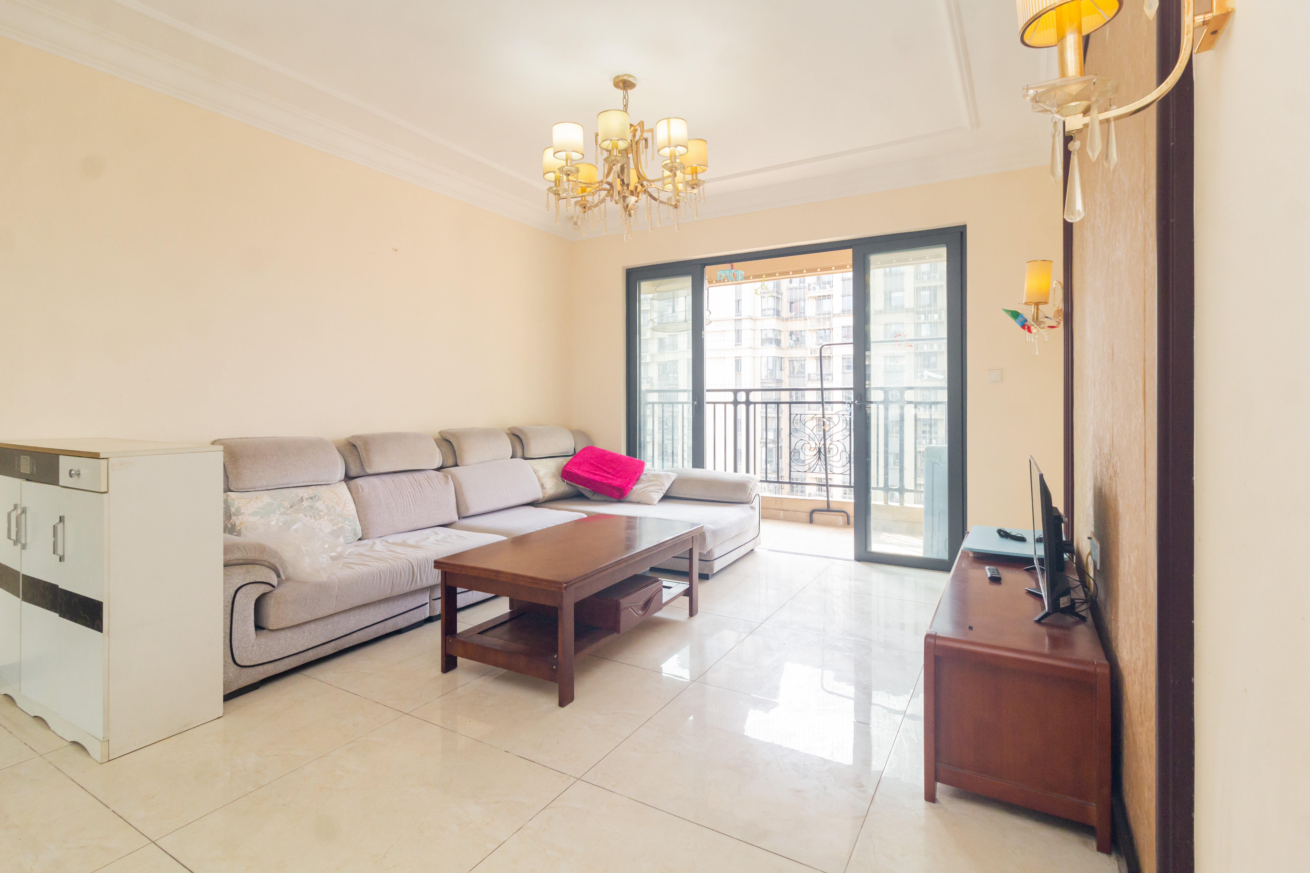 恒大江湾  3室2厅2卫    94.8万 恒大江湾  3室2厅2卫    94.8万客厅