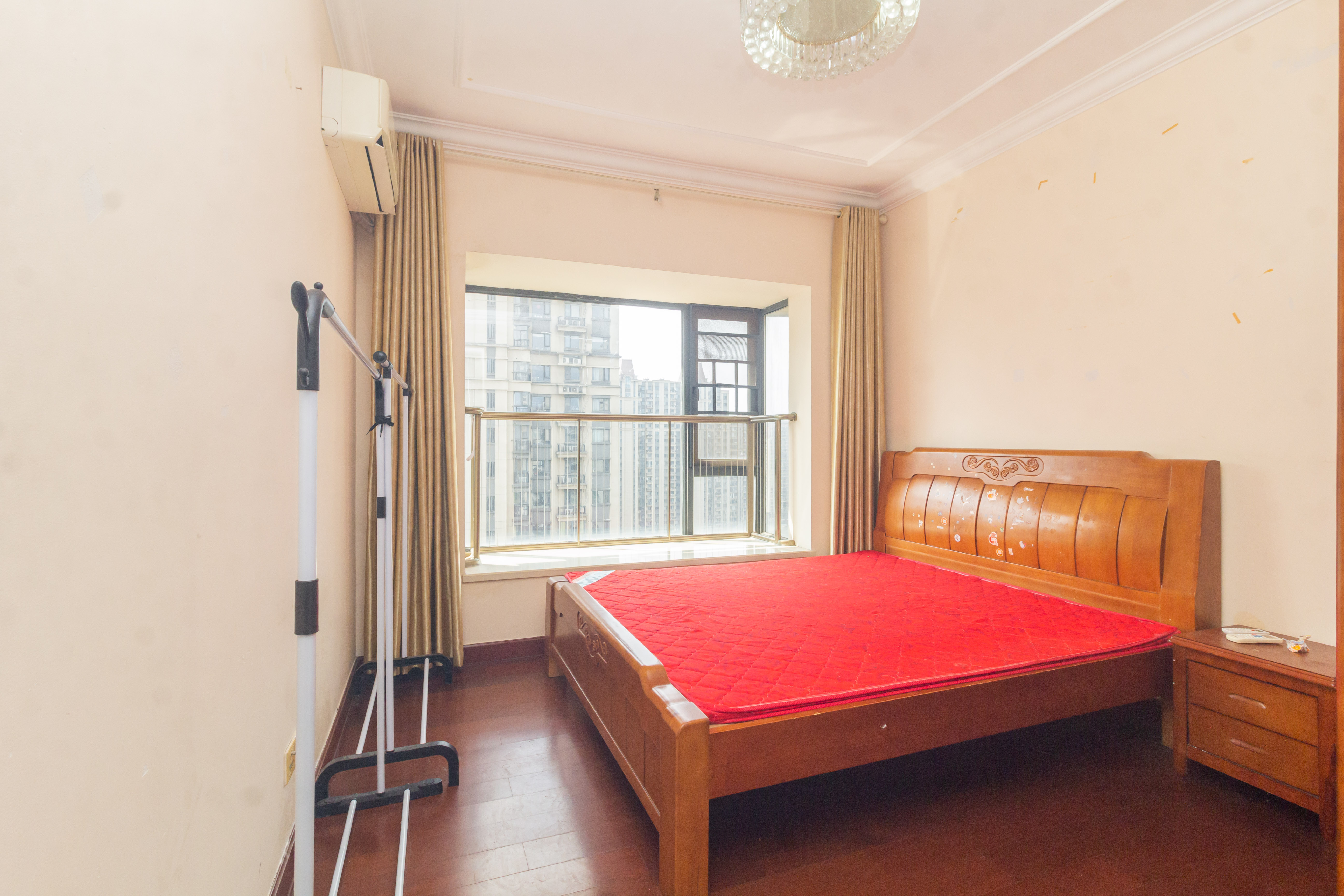 恒大江湾  3室2厅2卫    94.8万 恒大江湾  3室2厅2卫    94.8万卧室