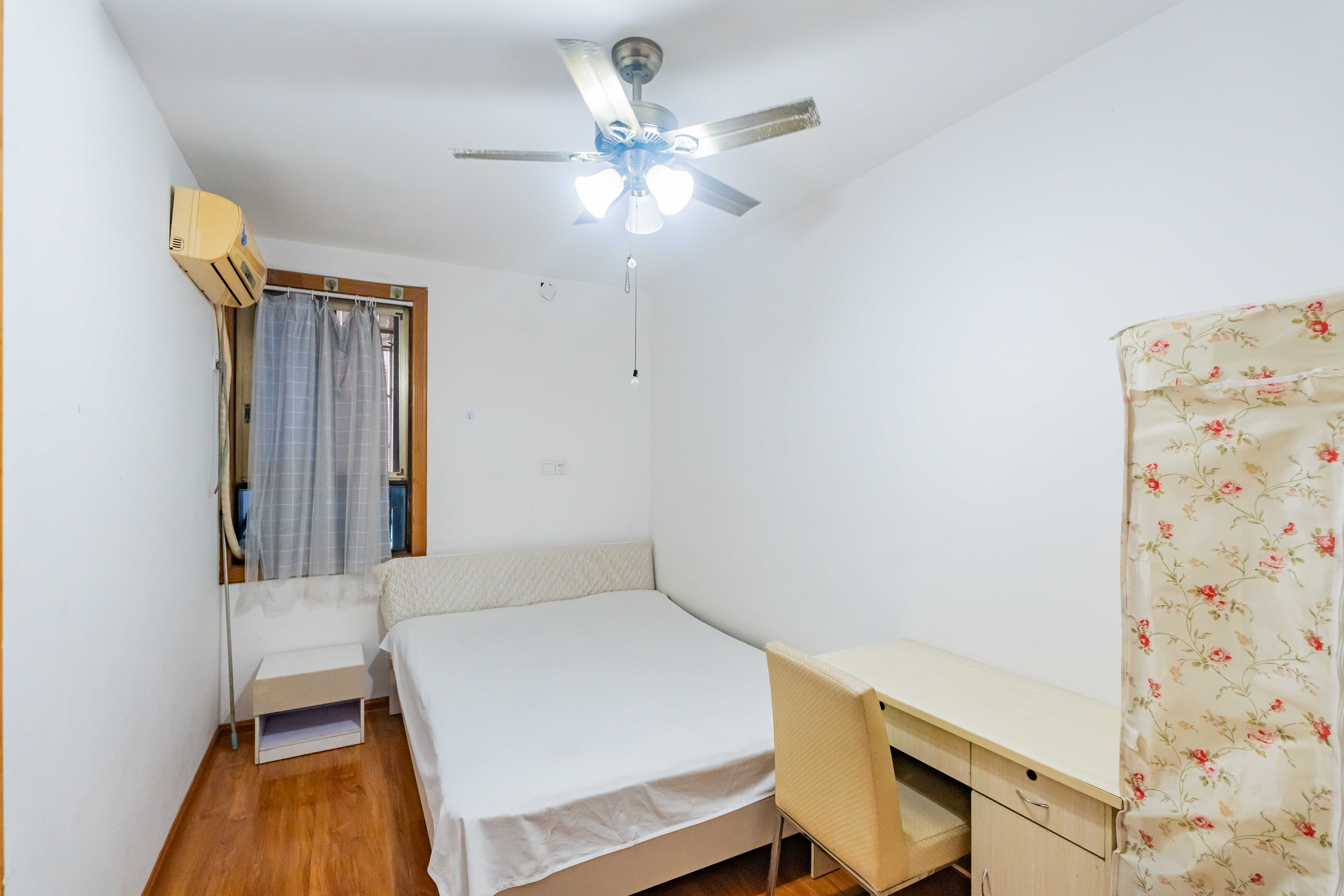 福乐凯公寓  4室2厅1卫    98.5万 福乐凯公寓  4室2厅1卫    98.5万卧室