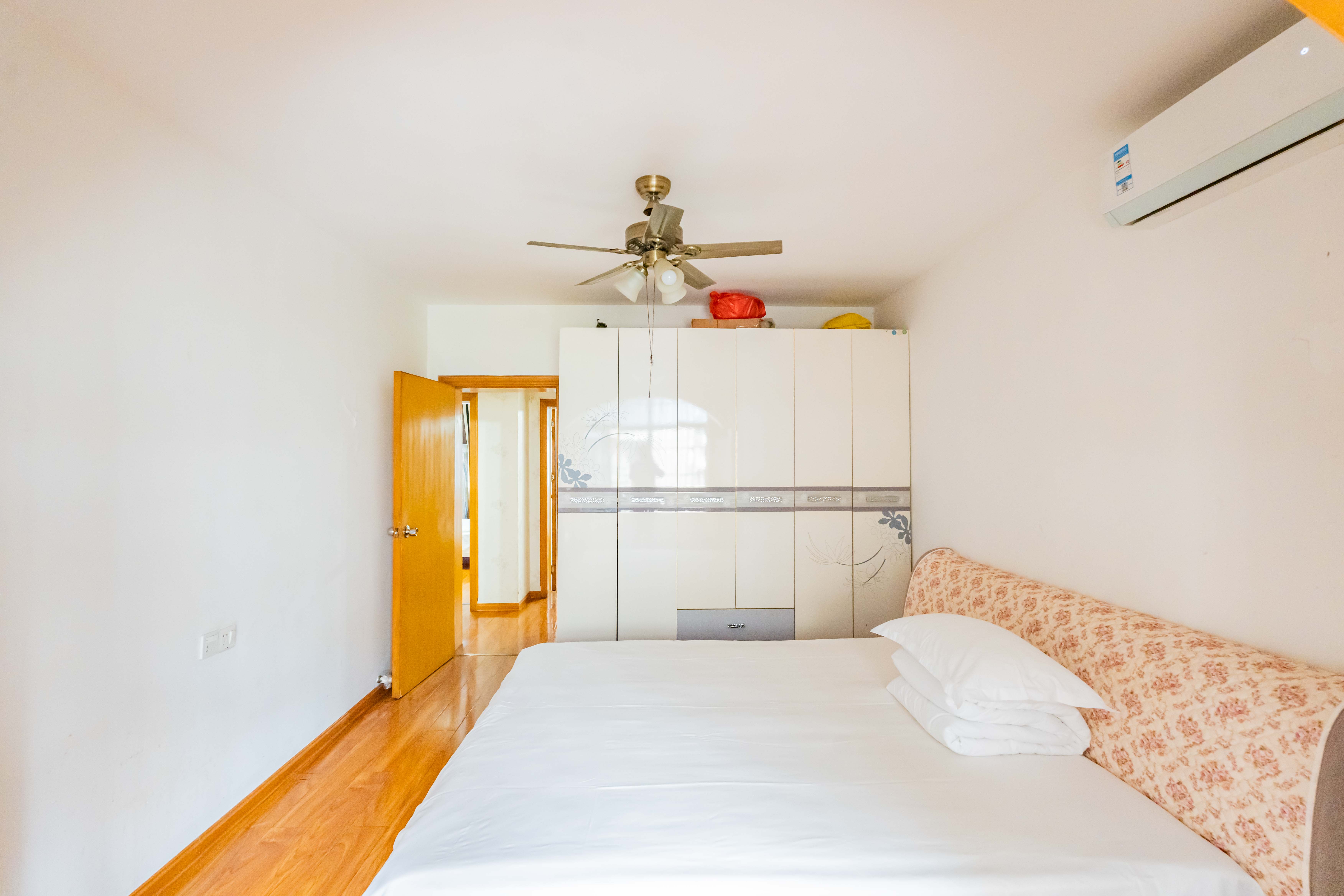 福乐凯公寓  4室2厅1卫    98.5万 福乐凯公寓  4室2厅1卫    98.5万卧室