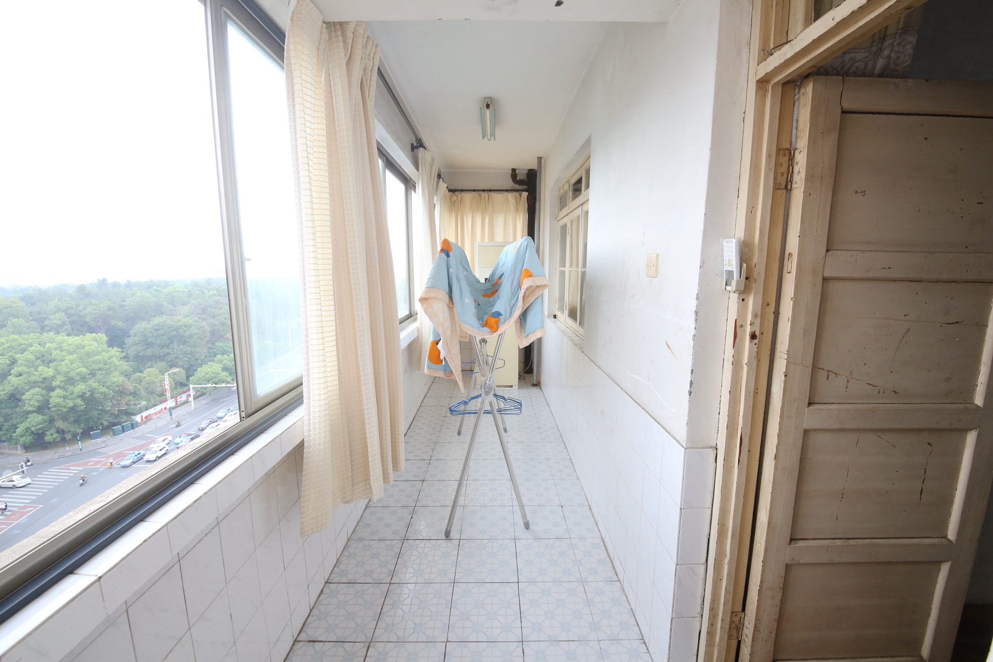 新闻出版局单位房  3室1厅2卫    150.0万阳台