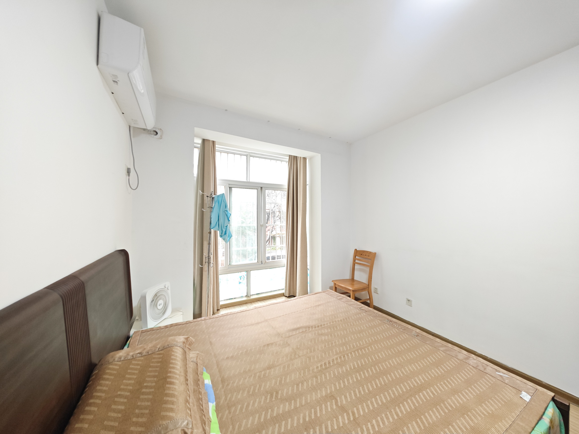 鄱阳小区  3室2厅1卫   66.00万卧室
