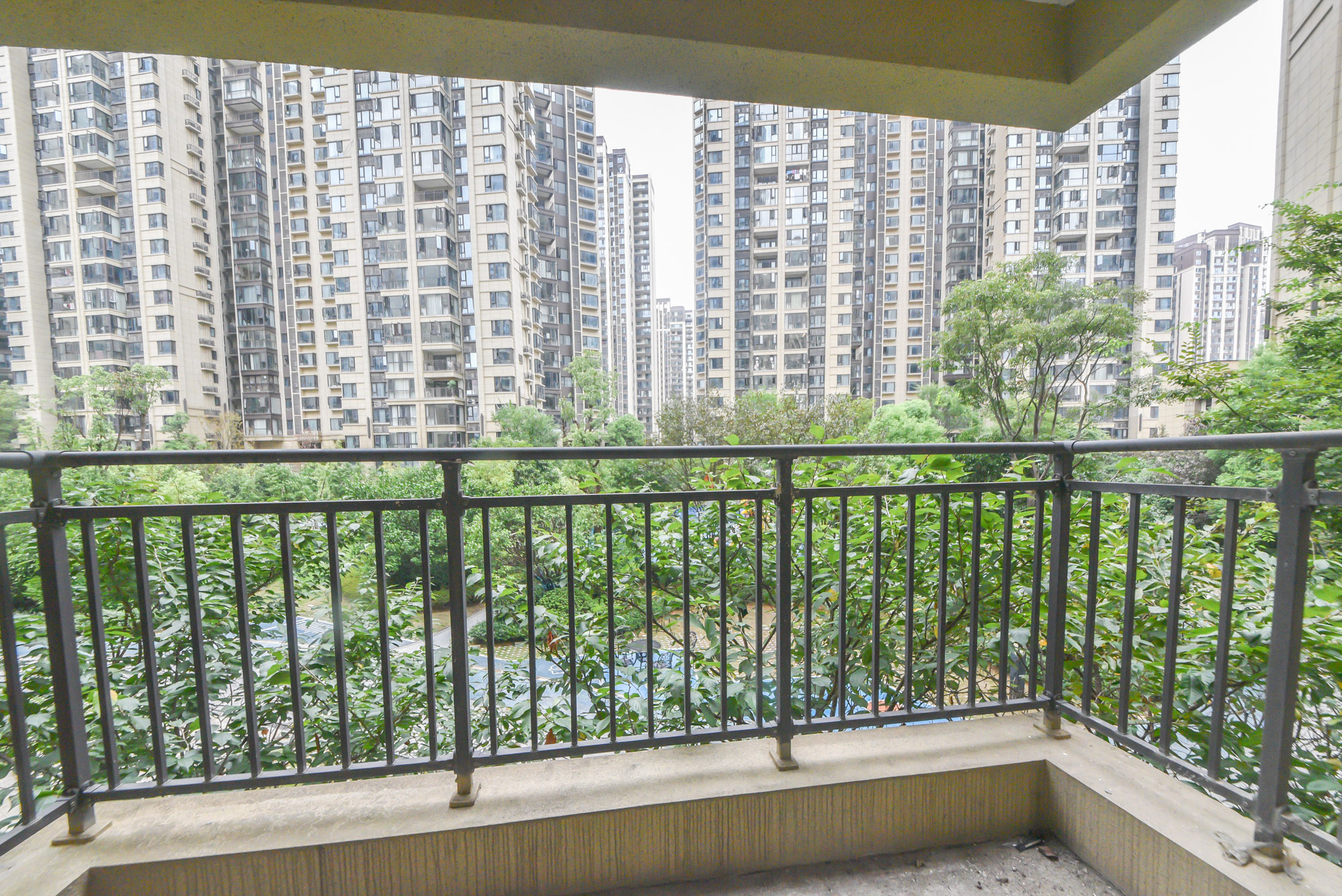 保利大都汇一期、二期 4室2厅2卫 124.8万 保利大都汇一期、二期 4室2厅2卫 124.8万阳台