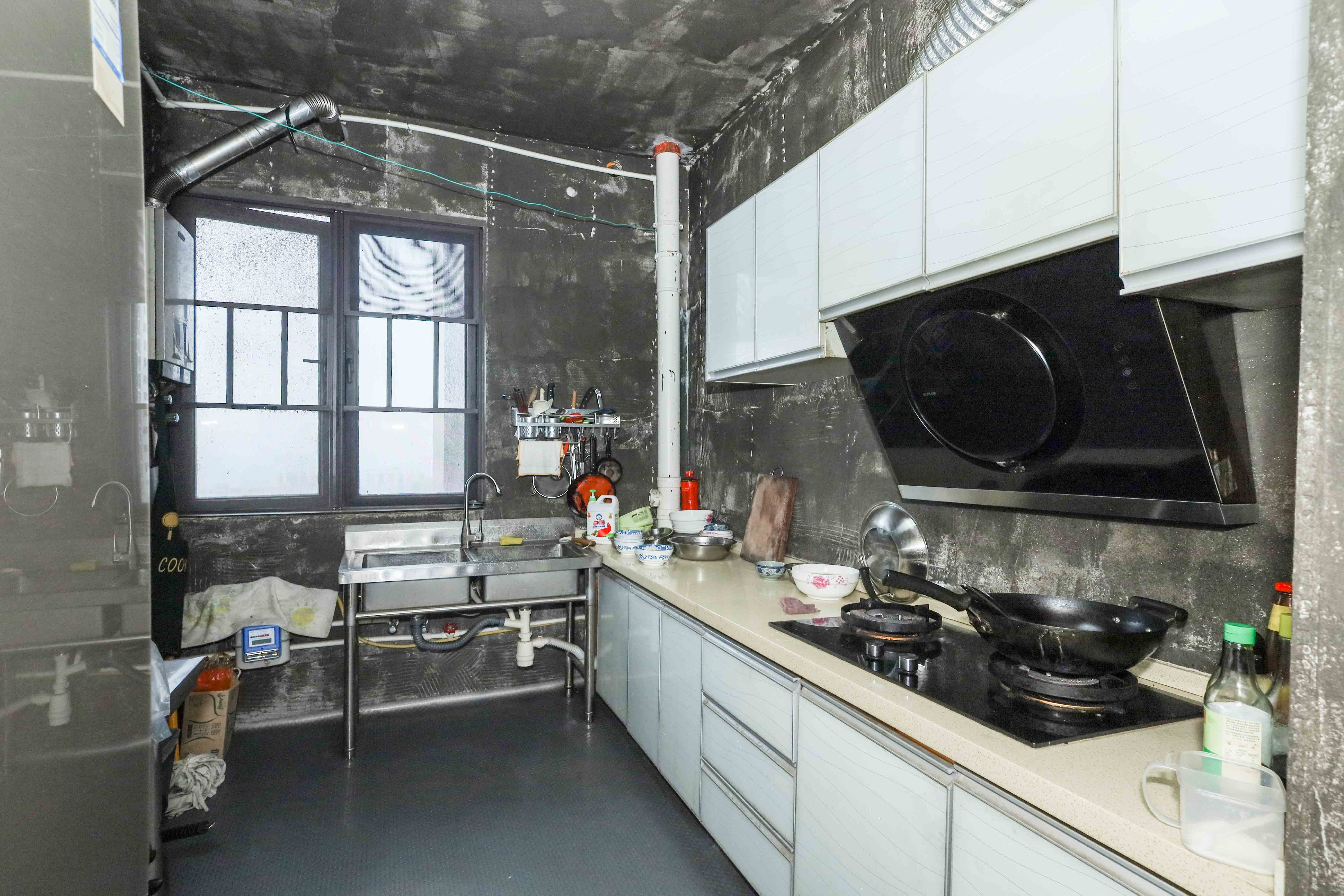建发央著  4室2厅2卫   280.00万厨房