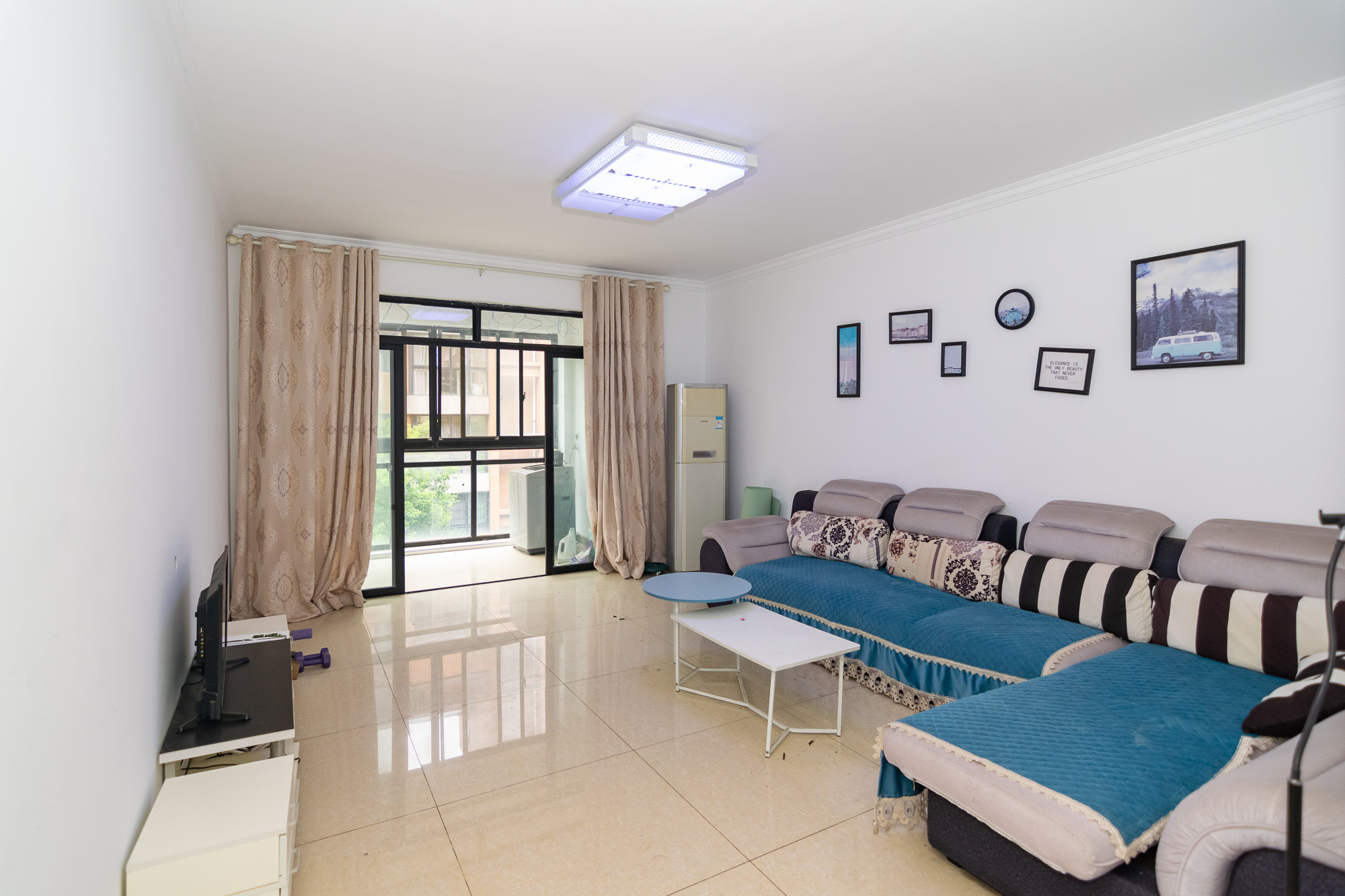 丽景华庭 3室2厅2卫 65.0万 丽景华庭 3室2厅2卫 65.0万客厅