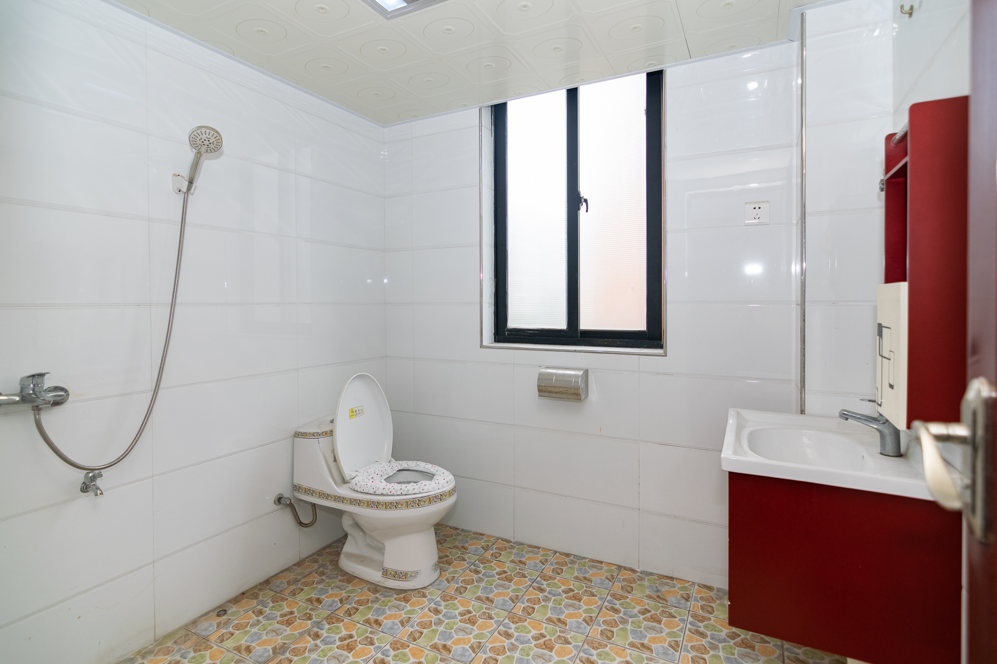 丽景华庭 3室2厅2卫 65.0万 丽景华庭 3室2厅2卫 65.0万卫生间