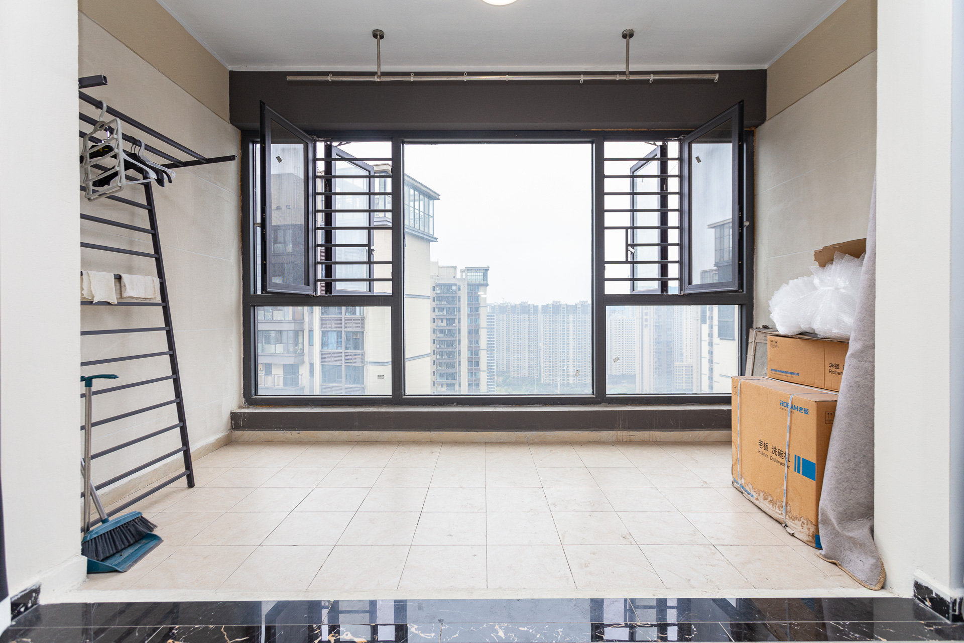 万润滨江天著 4室2厅2卫 122.0万 万润滨江天著 4室2厅2卫 122.0万阳台