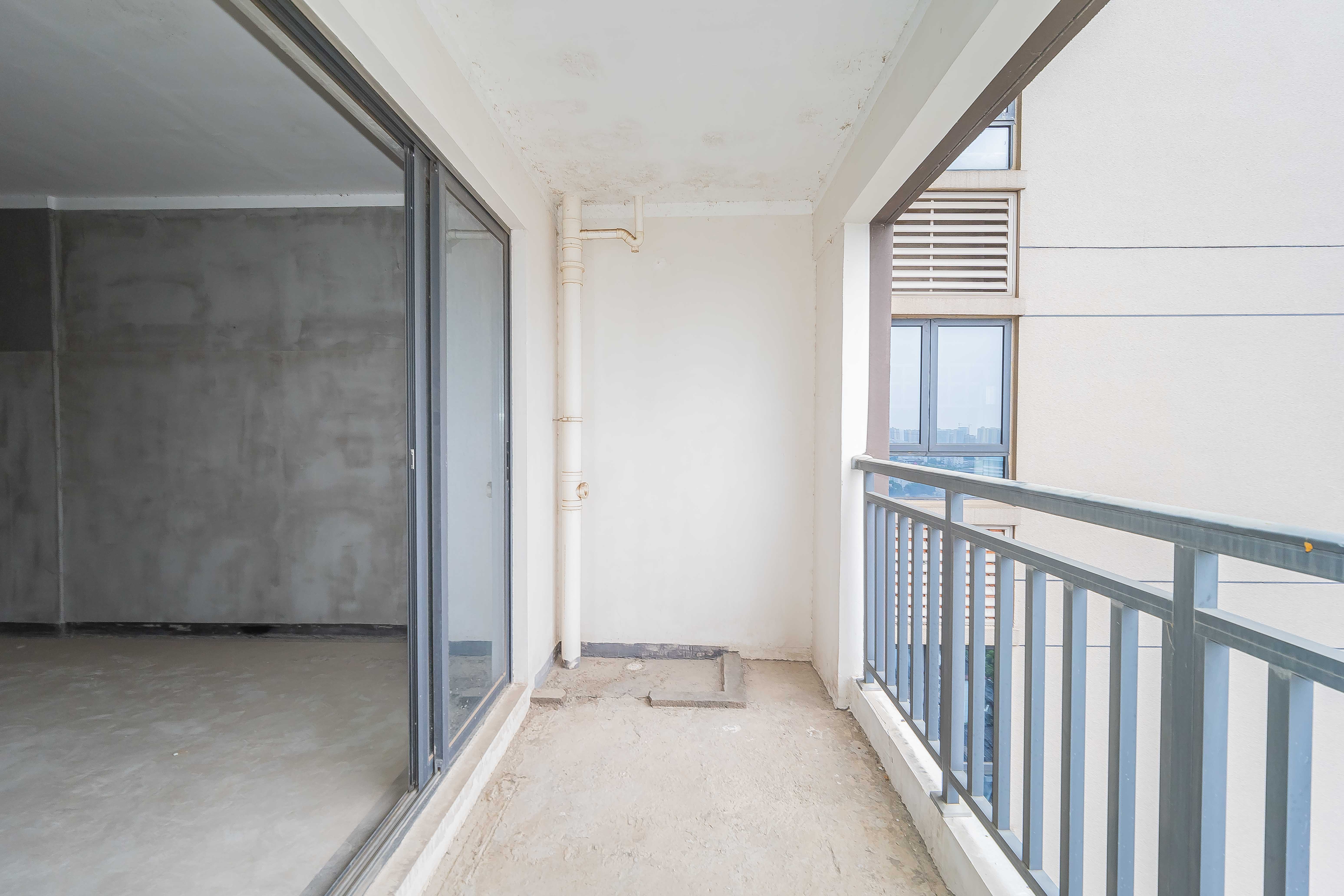 建发中央公园（建发美地）  4室2厅2卫   240.00万阳台