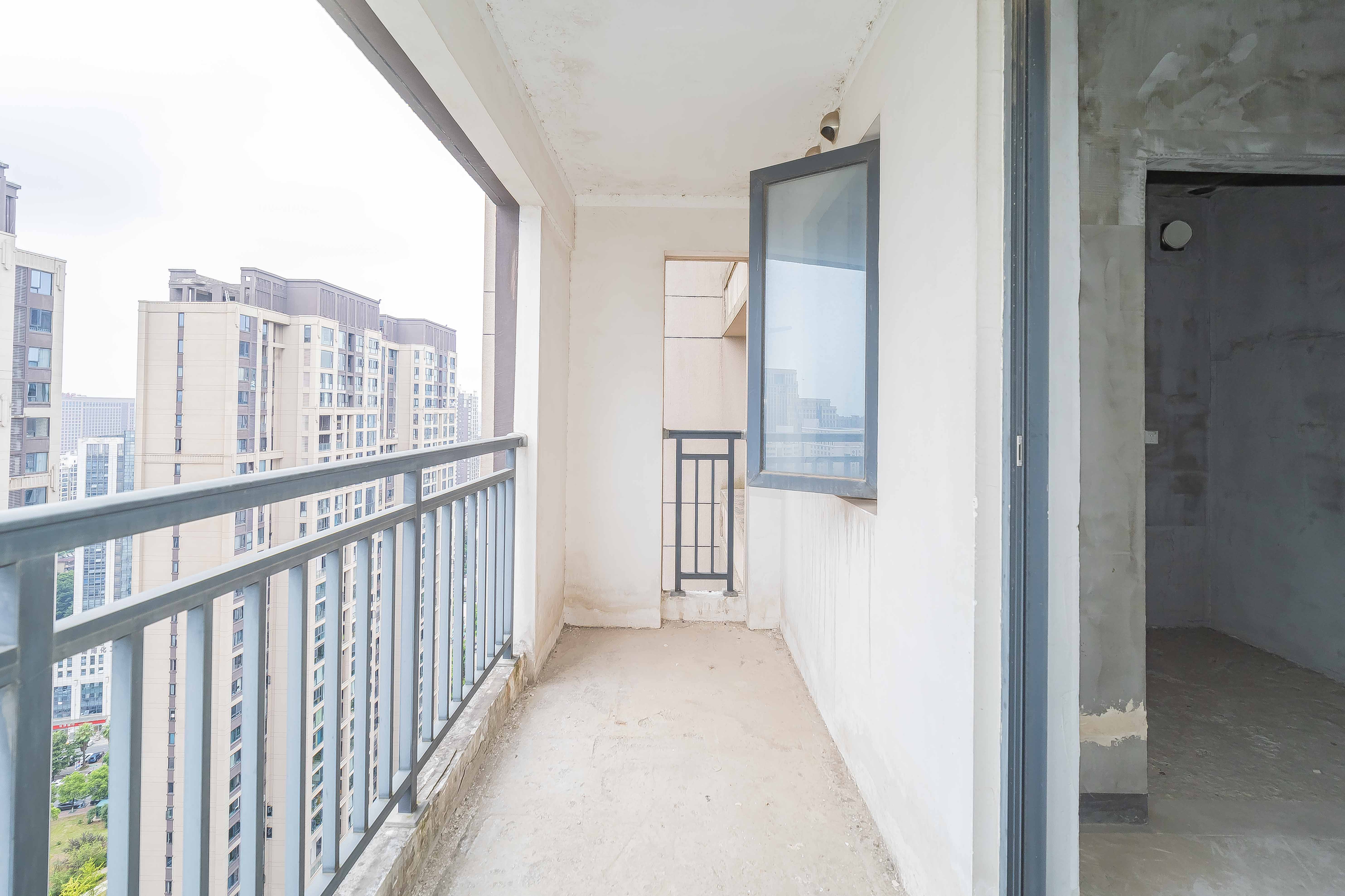建发中央公园（建发美地）  4室2厅2卫   240.00万阳台