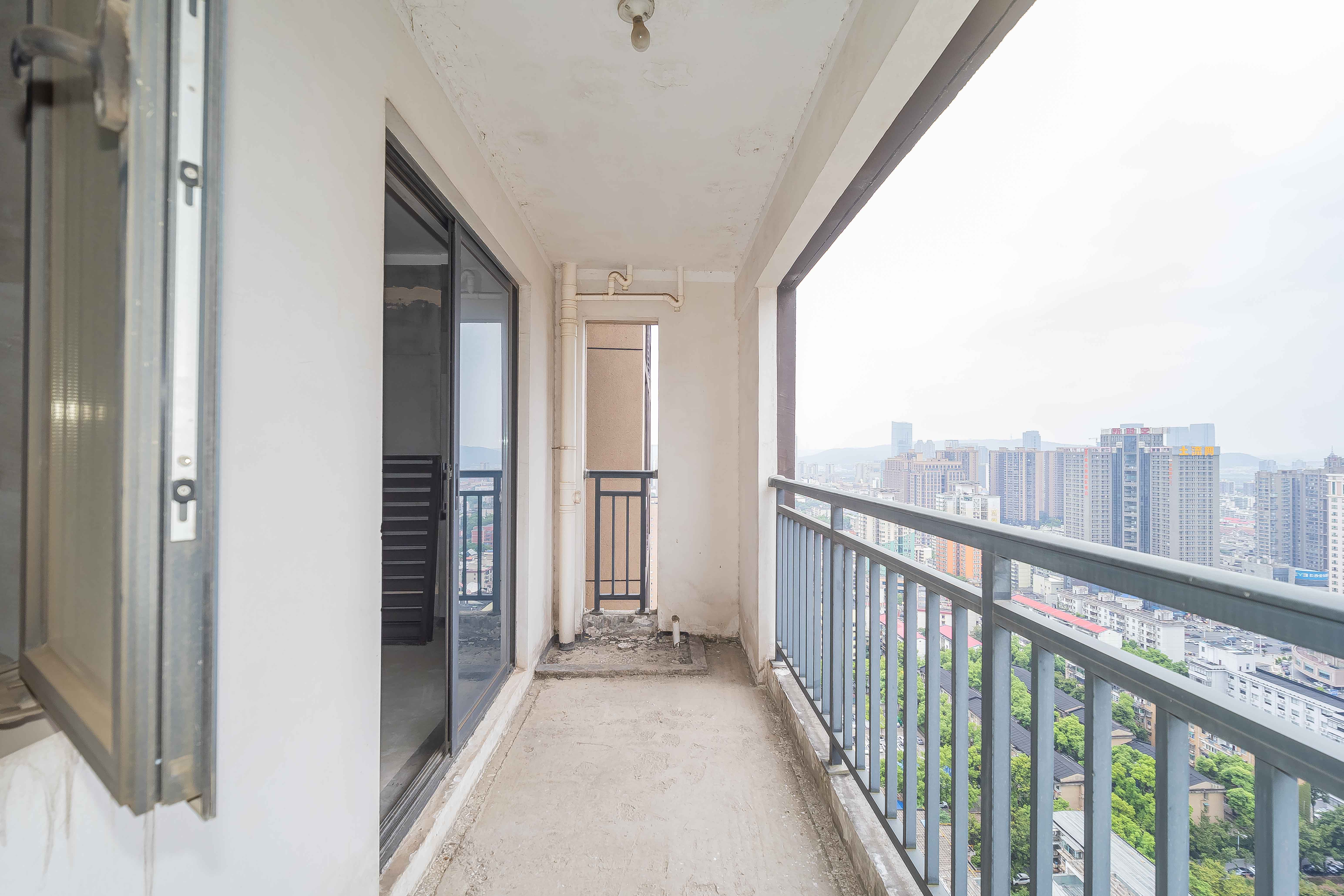 建发中央公园（建发美地）  4室2厅2卫   240.00万阳台