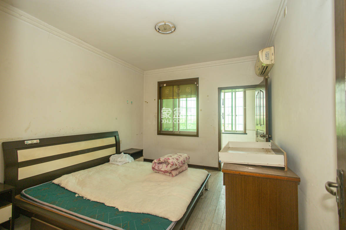 中南汽车世界 3室2厅1卫 42.80万 中南汽车世界 3室2厅1卫 42.80万卧室