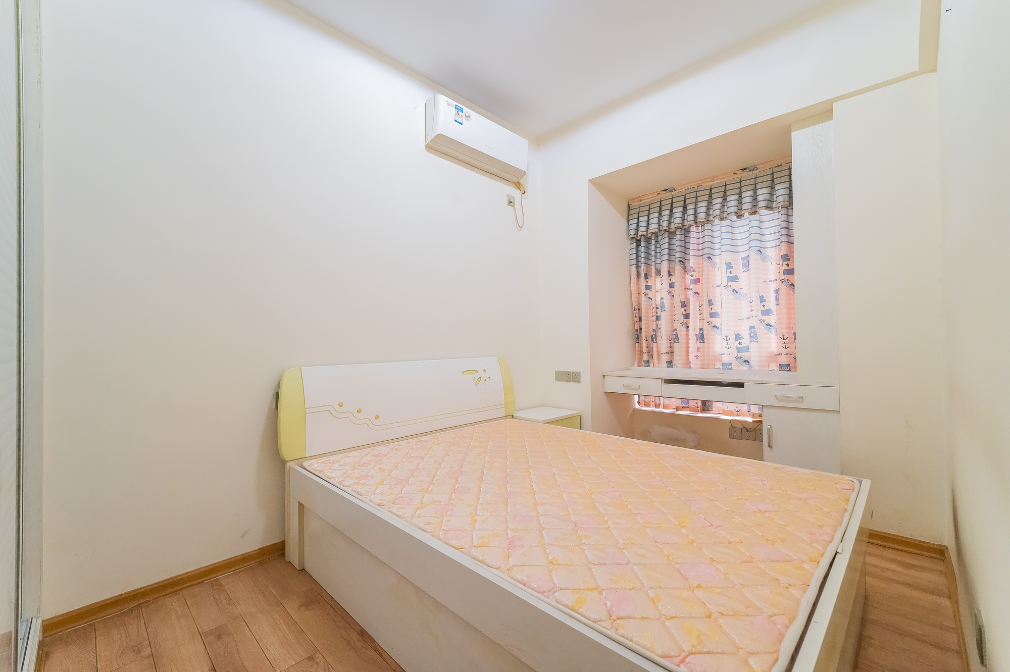 恒基凯旋门一二期  3室2厅1卫    75.0万 恒基凯旋门一二期  3室2厅1卫    75.0万卧室