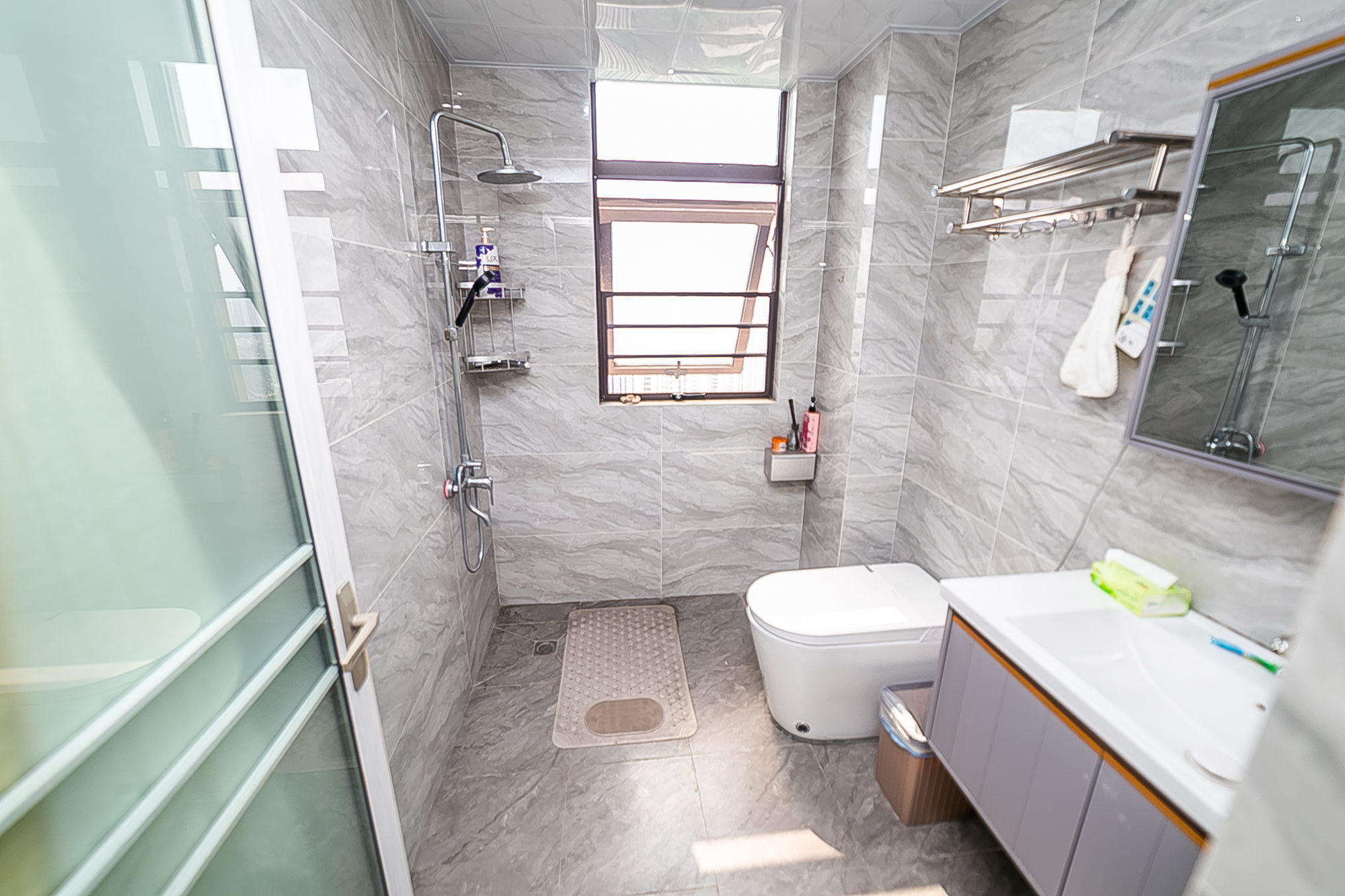 中建江山壹号 4室2厅2卫 350.0万 中建江山壹号 4室2厅2卫 350.0万卫生间