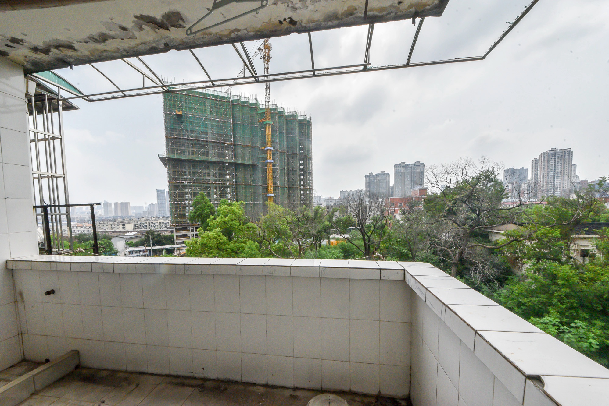 妹子山社区（曙光社区）  3室2厅1卫   56.00万阳台