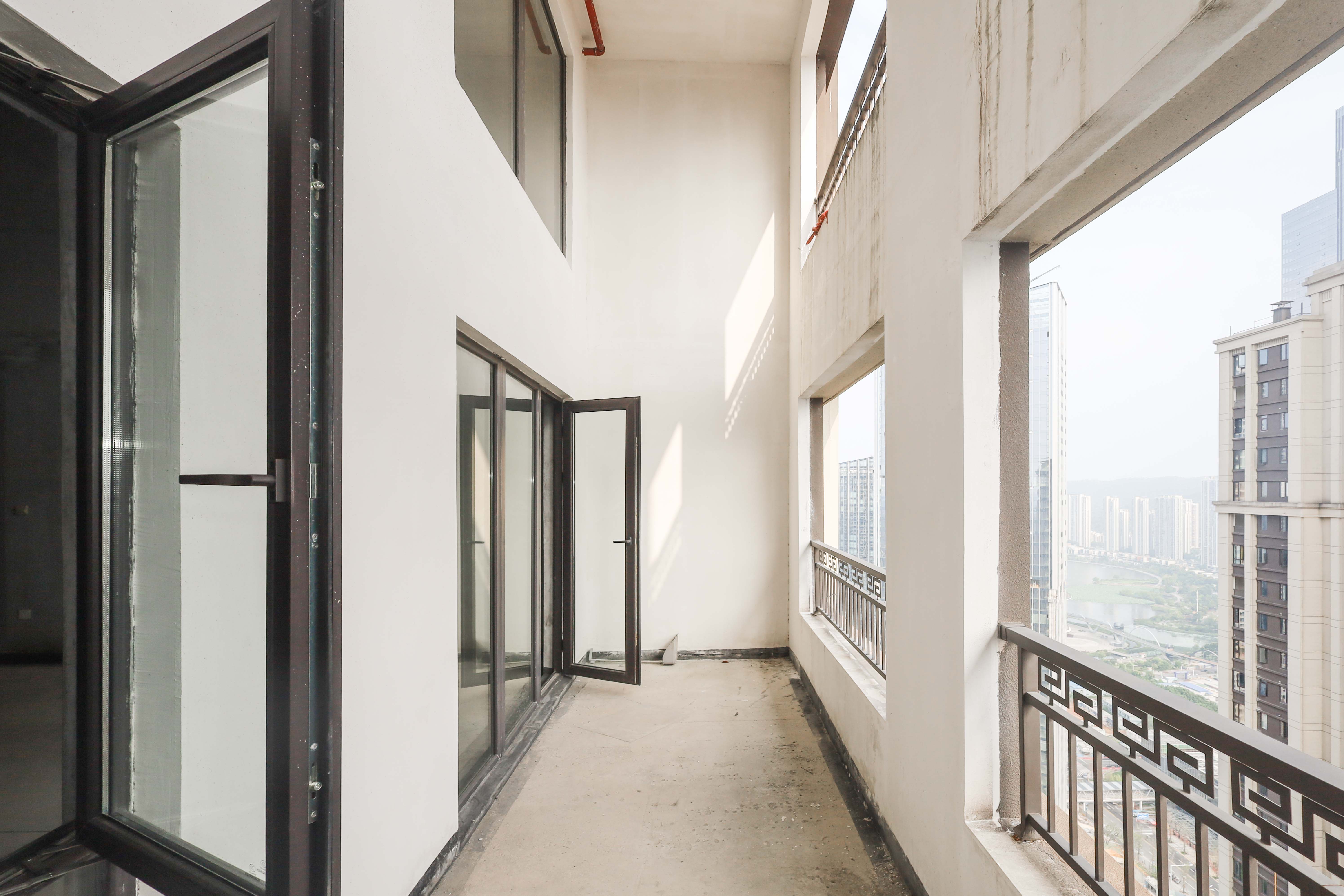 建发央著  4室2厅2卫   258.00万阳台