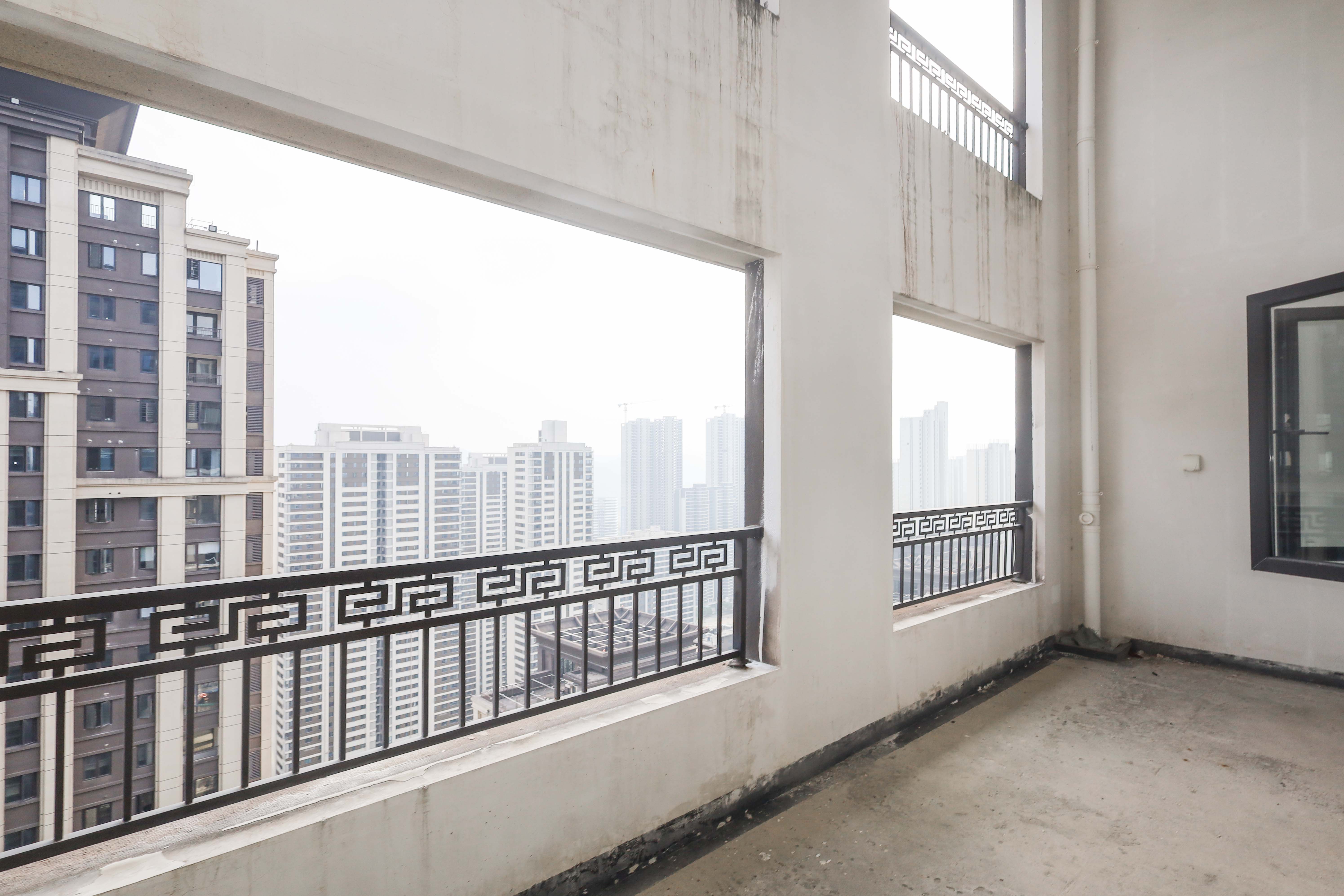 建发央著  4室2厅2卫   258.00万阳台