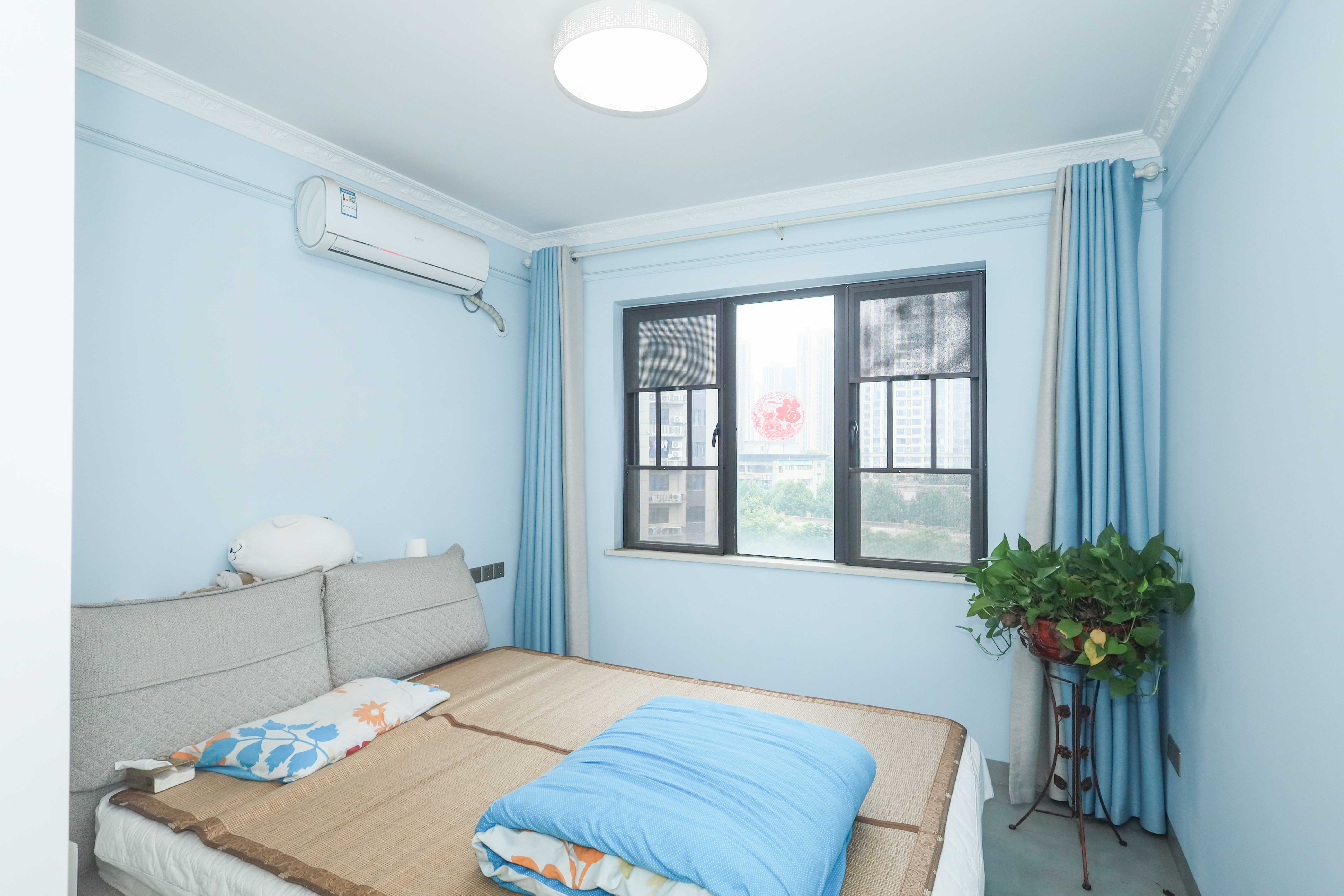 中国铁建梅溪青秀二期  4室2厅2卫    240.0万卧室