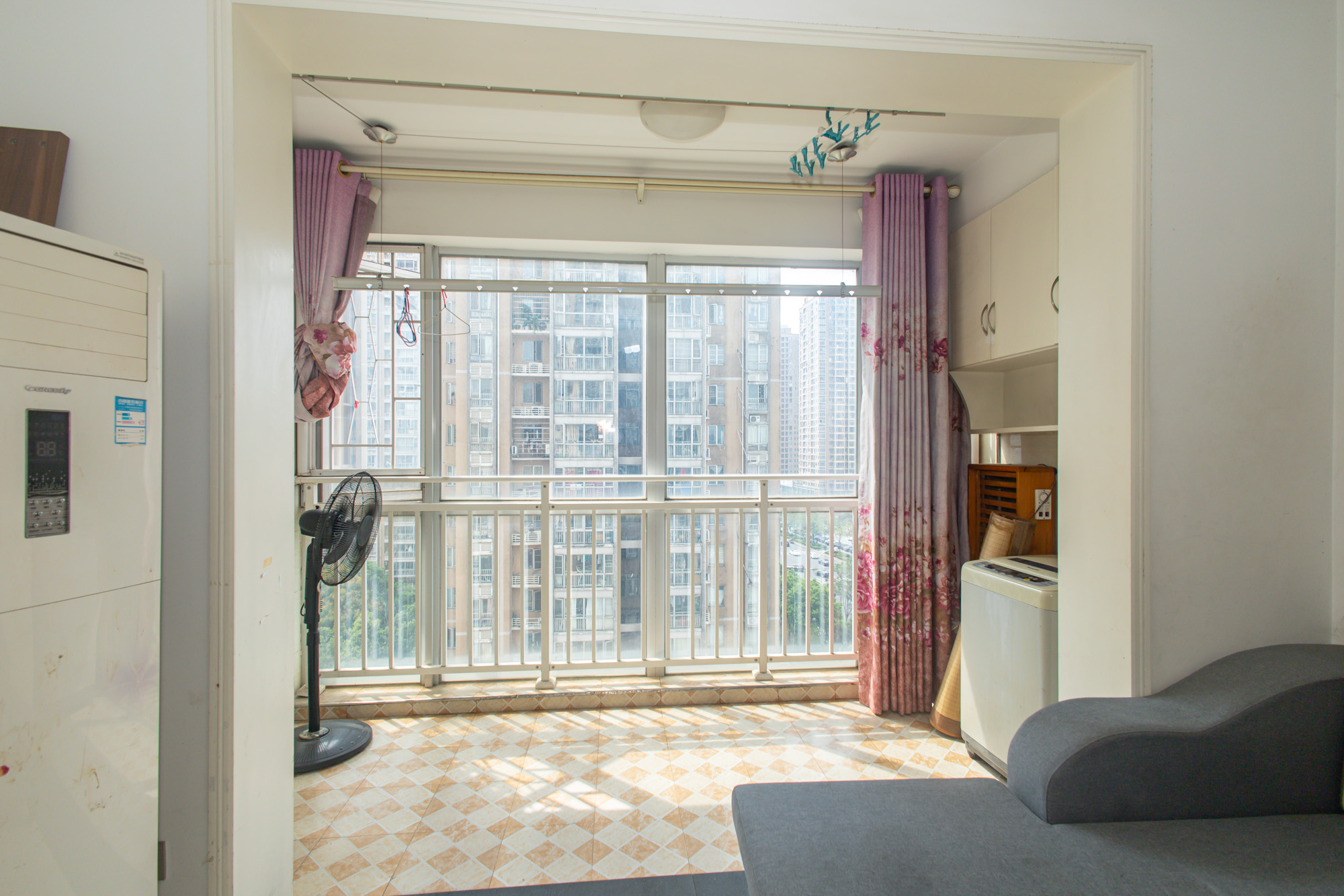 恒广国际景园一二区  2室2厅1卫    61.8万 恒广国际景园一二区  2室2厅1卫    61.8万阳台