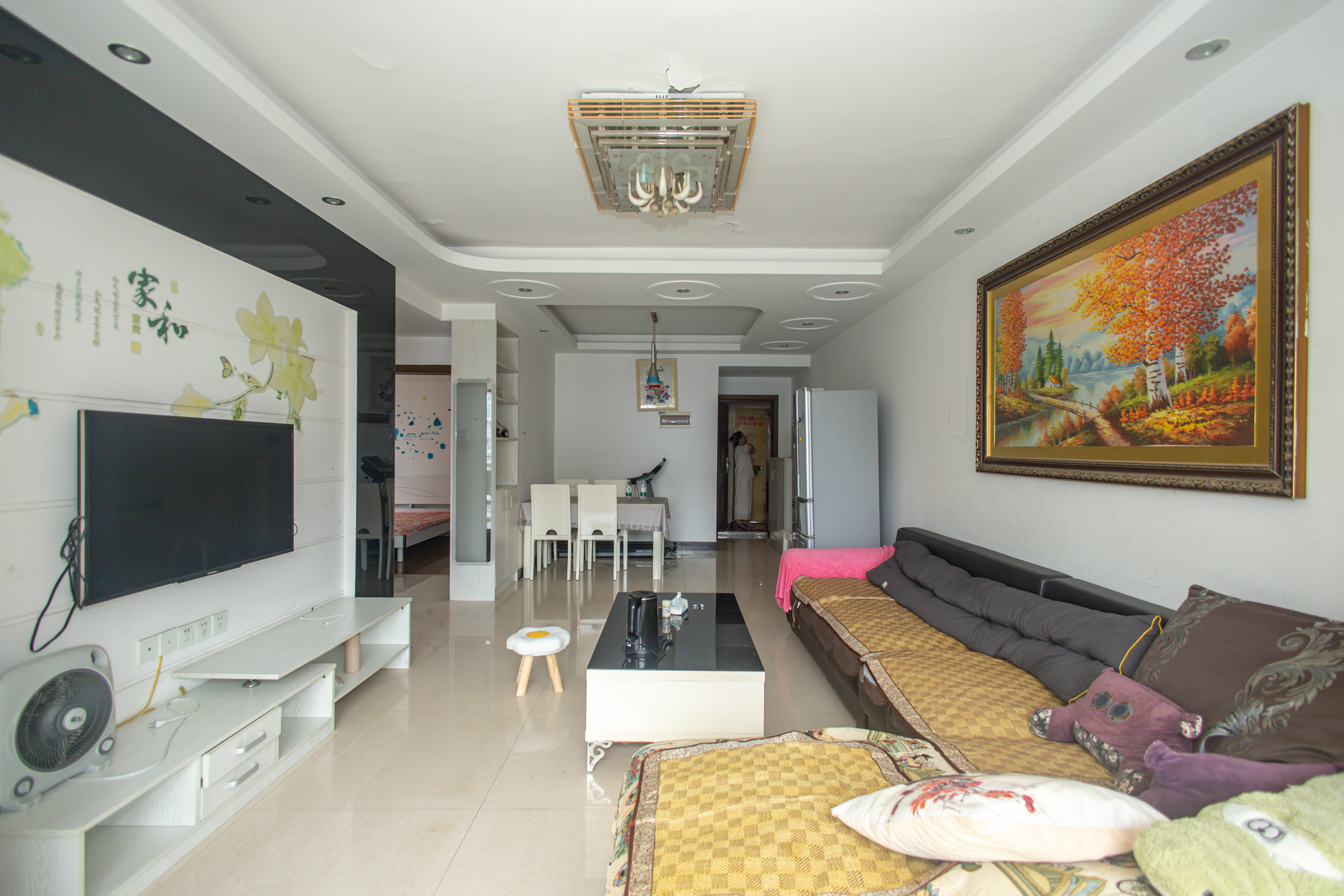 恒广国际景园一二区  2室2厅1卫    72.8万 恒广国际景园一二区  2室2厅1卫    72.8万客厅