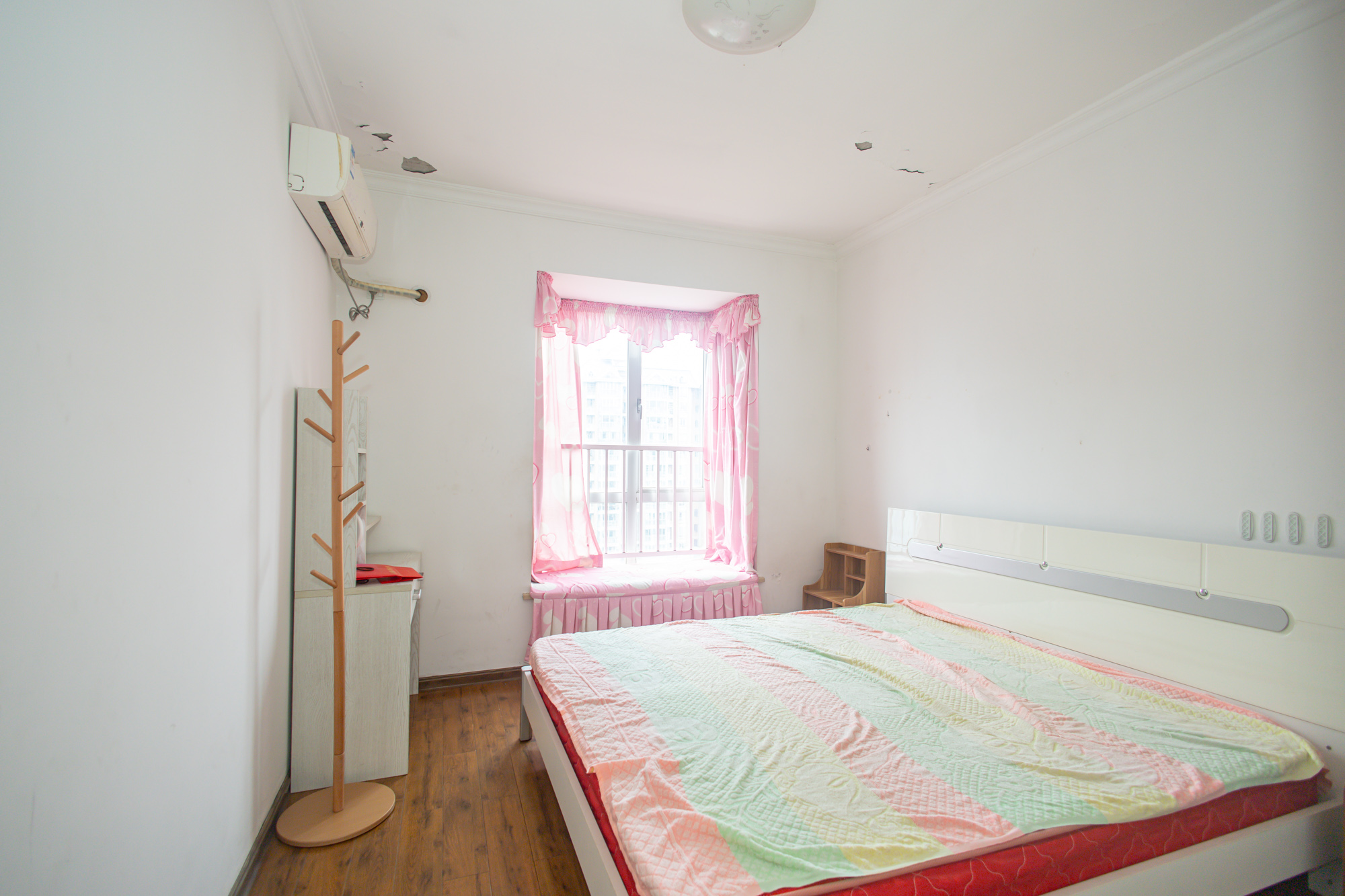 恒广国际景园一二区  2室2厅1卫    72.8万 恒广国际景园一二区  2室2厅1卫    72.8万卧室