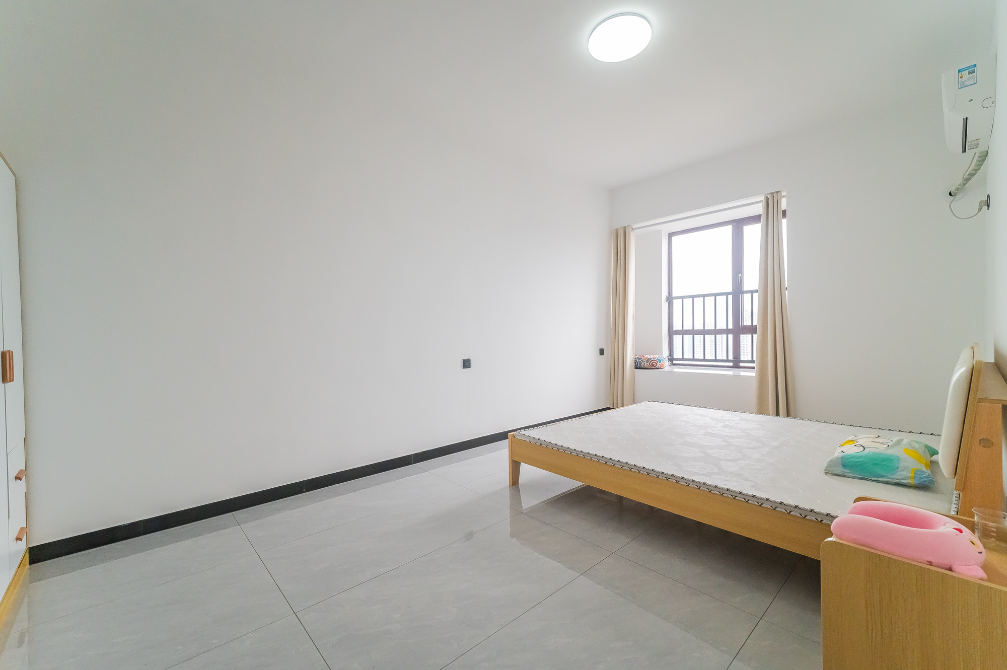 艺源颂雅小区（719街区）  4室2厅2卫   139.80万卧室