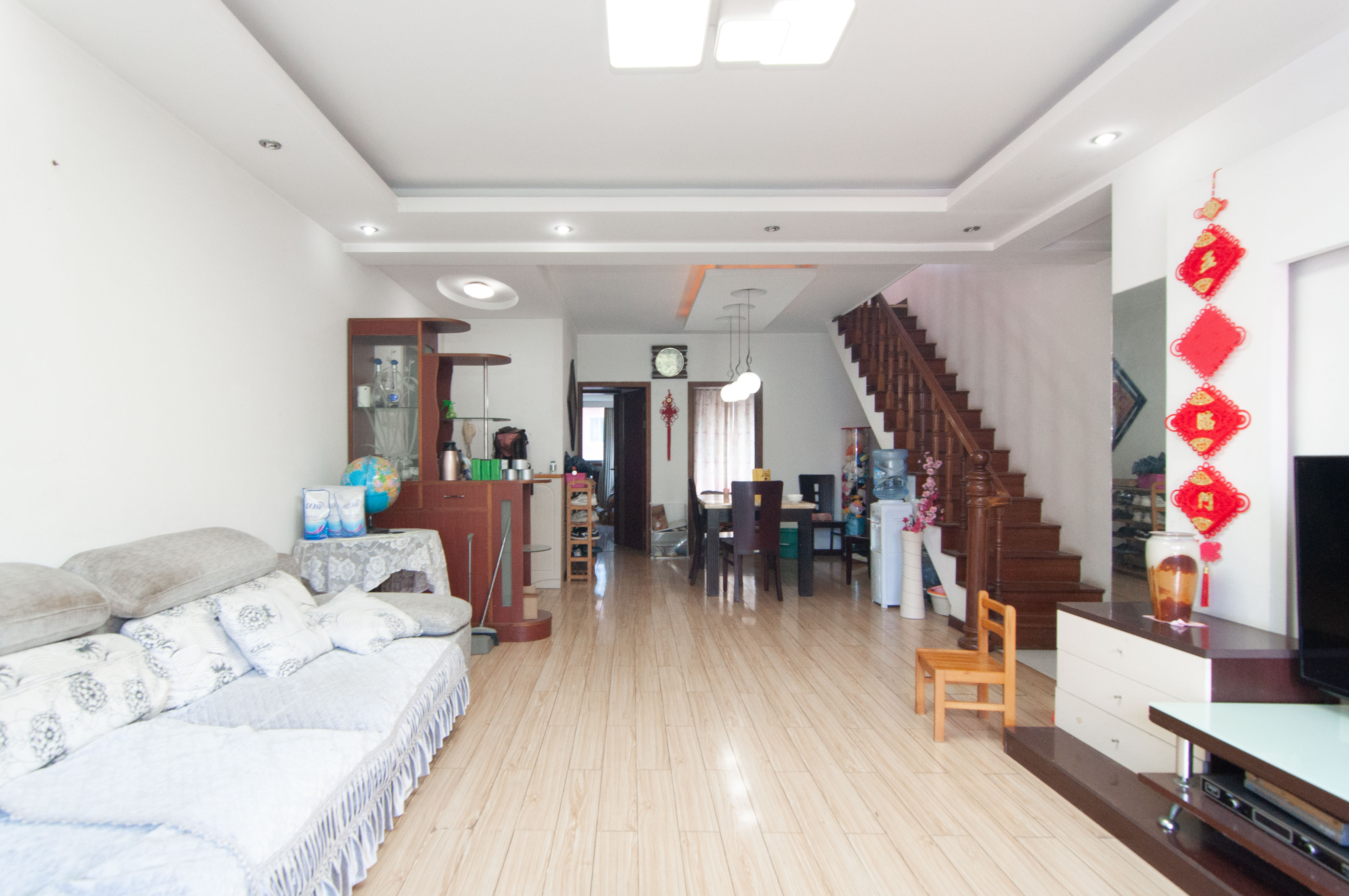 阳明山庄 4室2厅3卫 73.8万 阳明山庄 4室2厅3卫 73.8万客厅