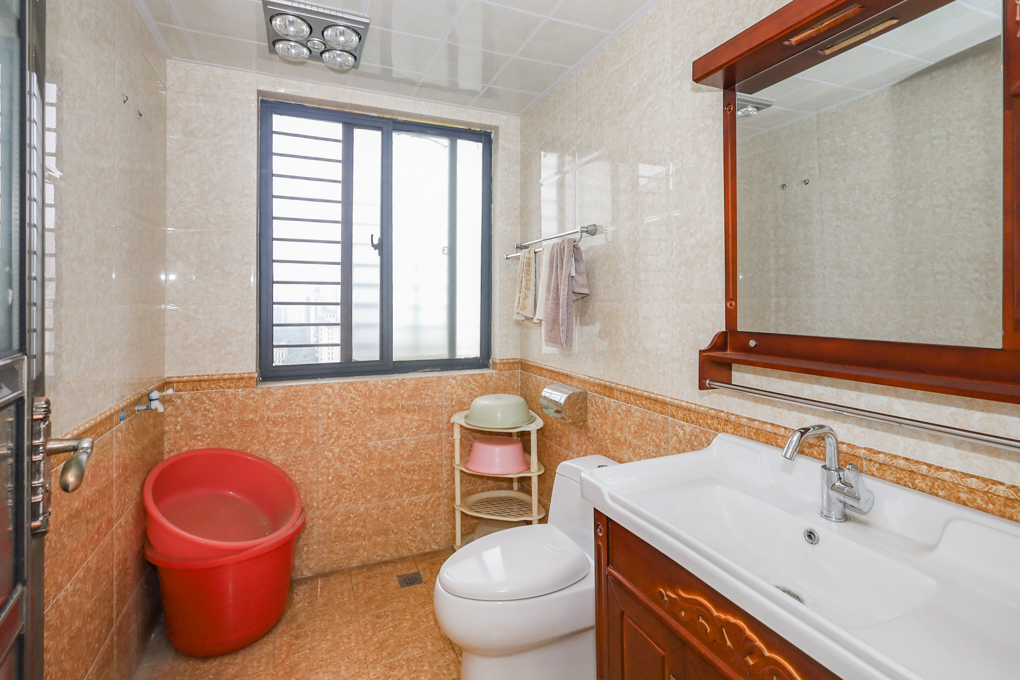 钰龙天下一期  4室2厅2卫    340.0万 钰龙天下一期  4室2厅2卫    340.0万卫生间