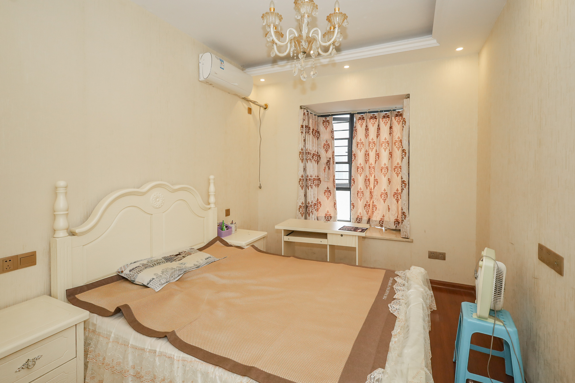 钰龙天下一期  4室2厅2卫    340.0万 钰龙天下一期  4室2厅2卫    340.0万卧室