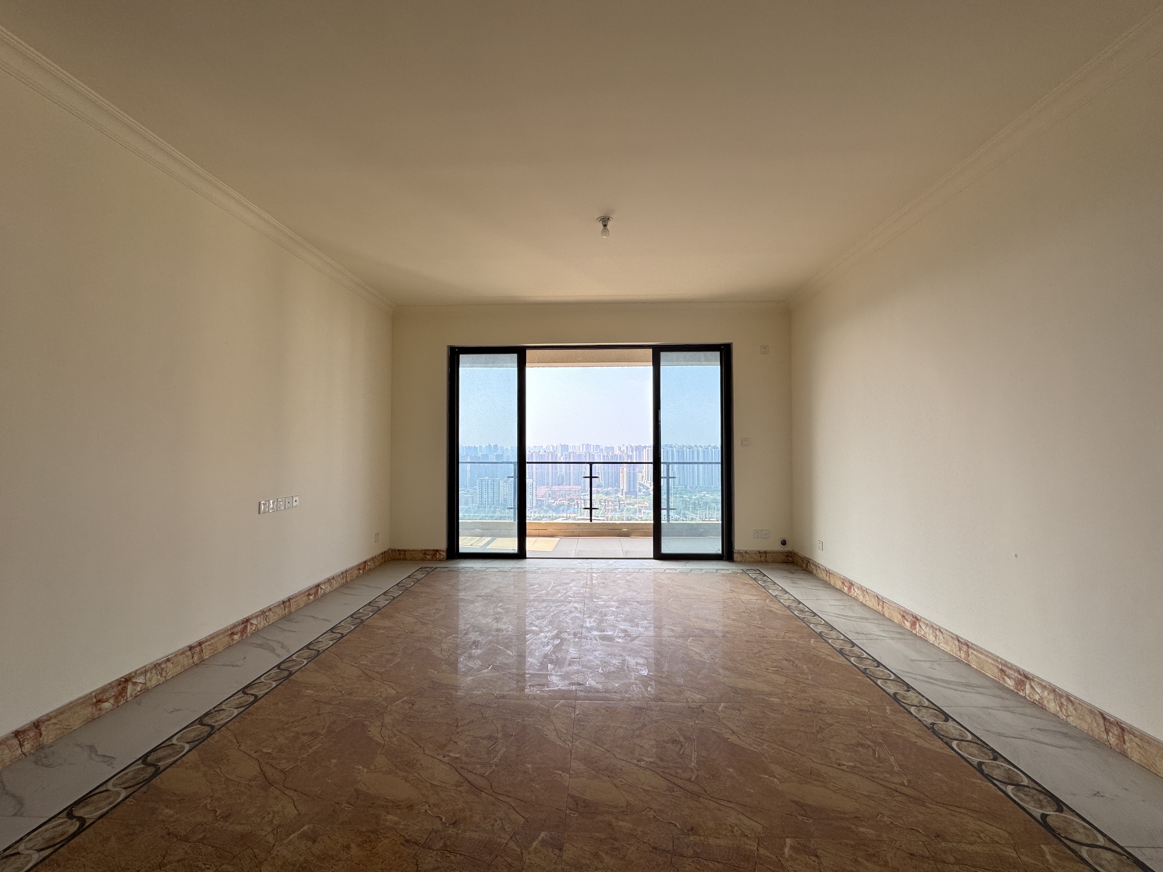 华耀碧桂园十里江湾观澜 4室2厅3卫 98.00万 华耀碧桂园十里江湾观澜 4室2厅3卫 98.00万客厅