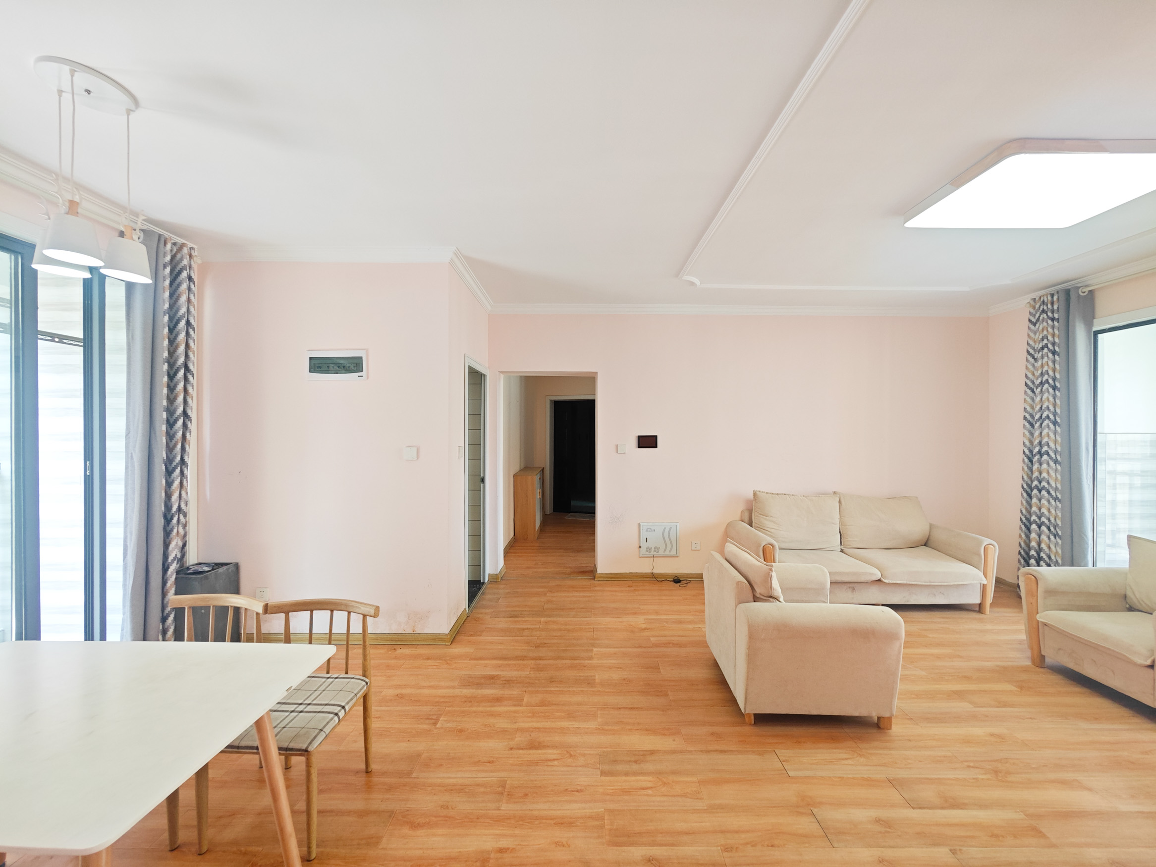 西湖鸿运佳苑 3室2厅2卫 92.0万 西湖鸿运佳苑 3室2厅2卫 92.0万客厅