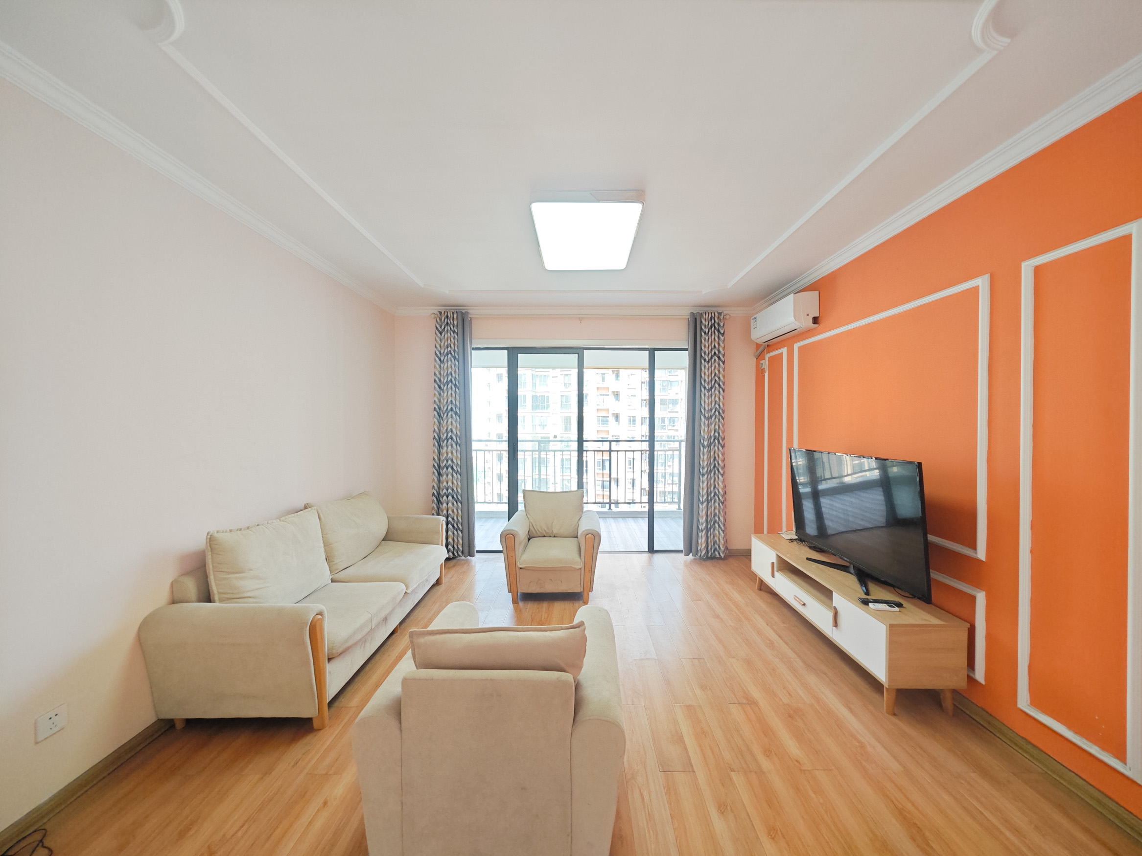 西湖鸿运佳苑 3室2厅2卫 92.0万 西湖鸿运佳苑 3室2厅2卫 92.0万客厅