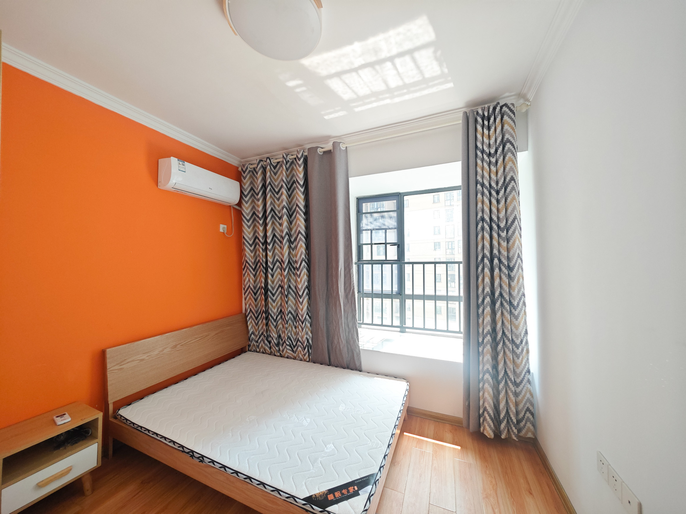 西湖鸿运佳苑 3室2厅2卫 92.0万 西湖鸿运佳苑 3室2厅2卫 92.0万卧室