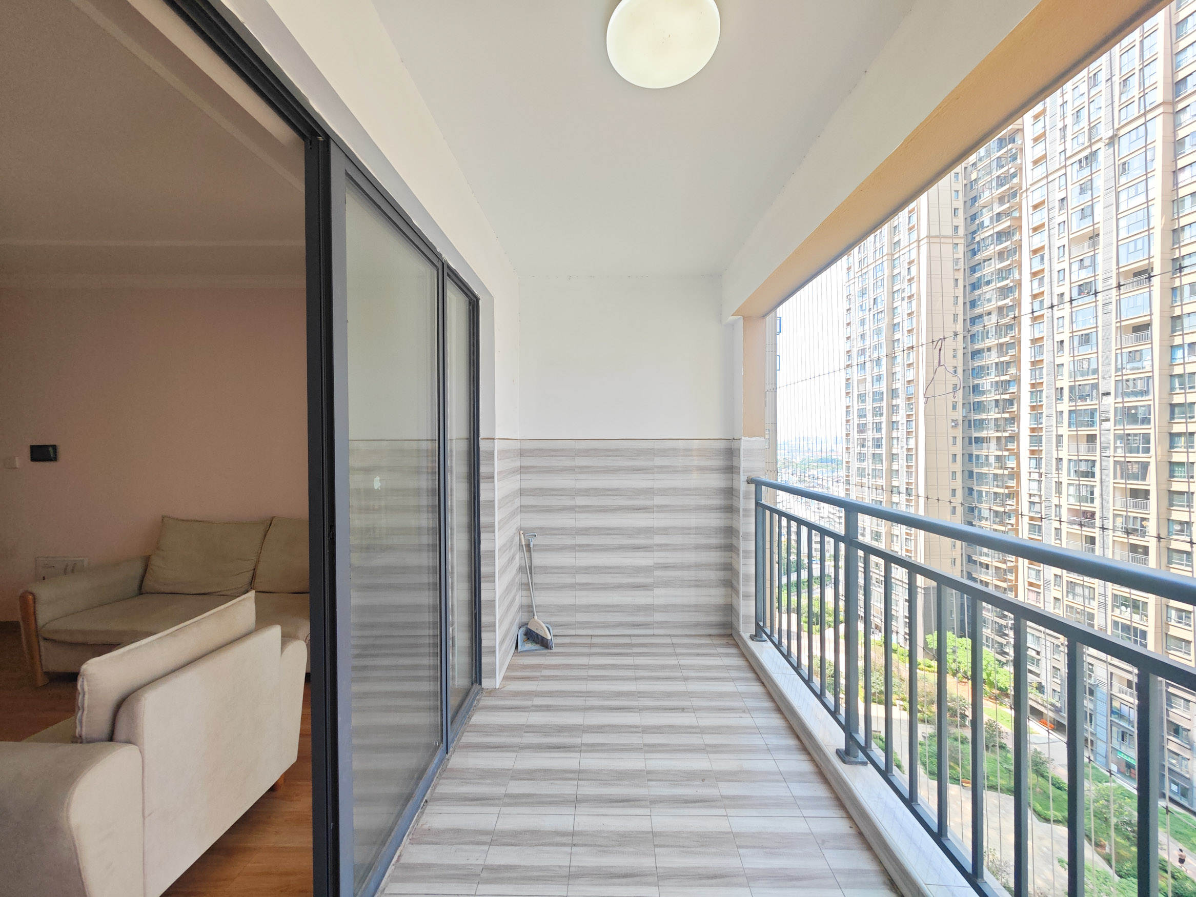 西湖鸿运佳苑 3室2厅2卫 92.0万 西湖鸿运佳苑 3室2厅2卫 92.0万阳台