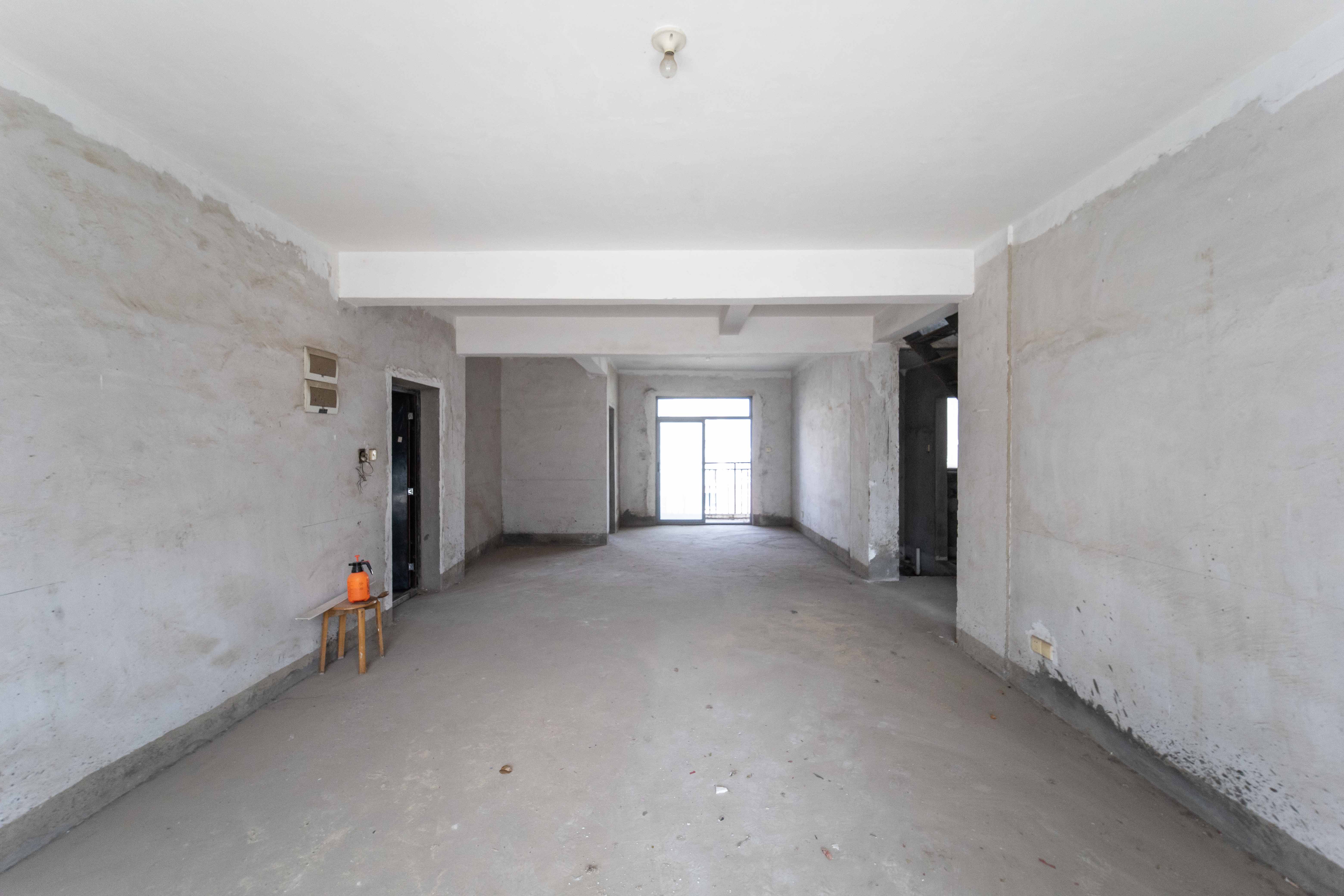 银港水晶城 4室2厅3卫 176.0万 银港水晶城 4室2厅3卫 176.0万客厅