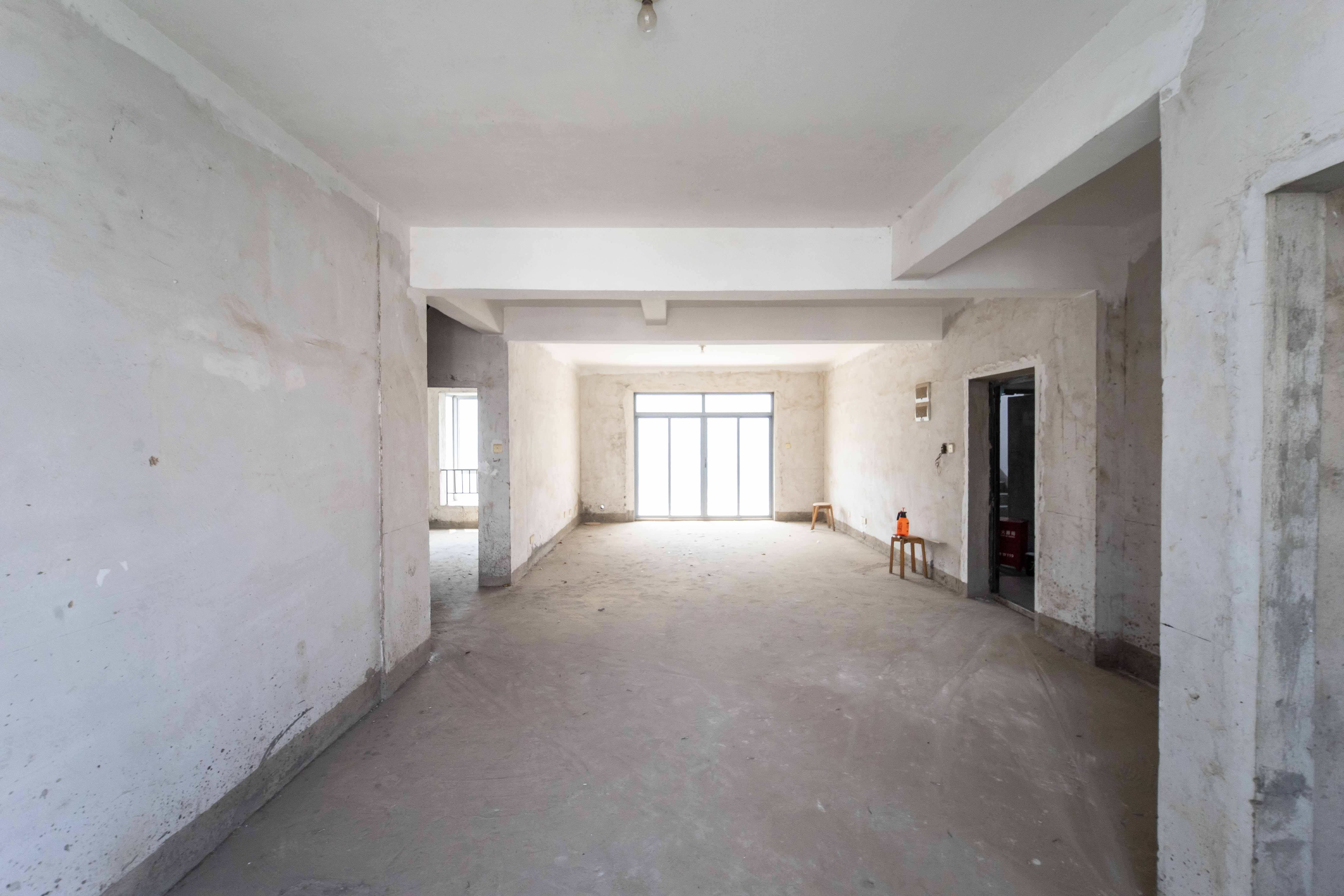 银港水晶城 4室2厅3卫 176.0万 银港水晶城 4室2厅3卫 176.0万客厅