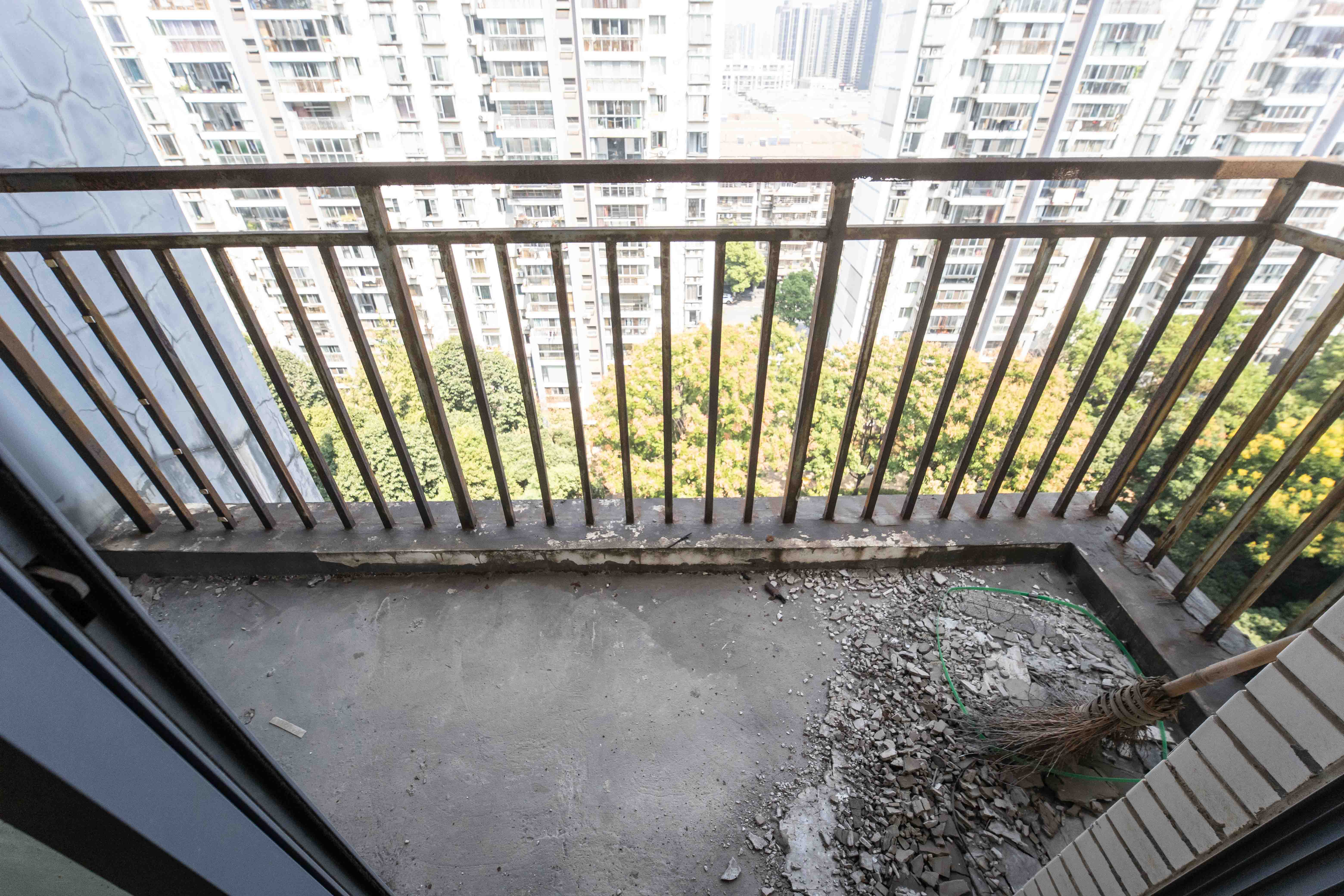 银港水晶城  4室2厅3卫    176.0万阳台