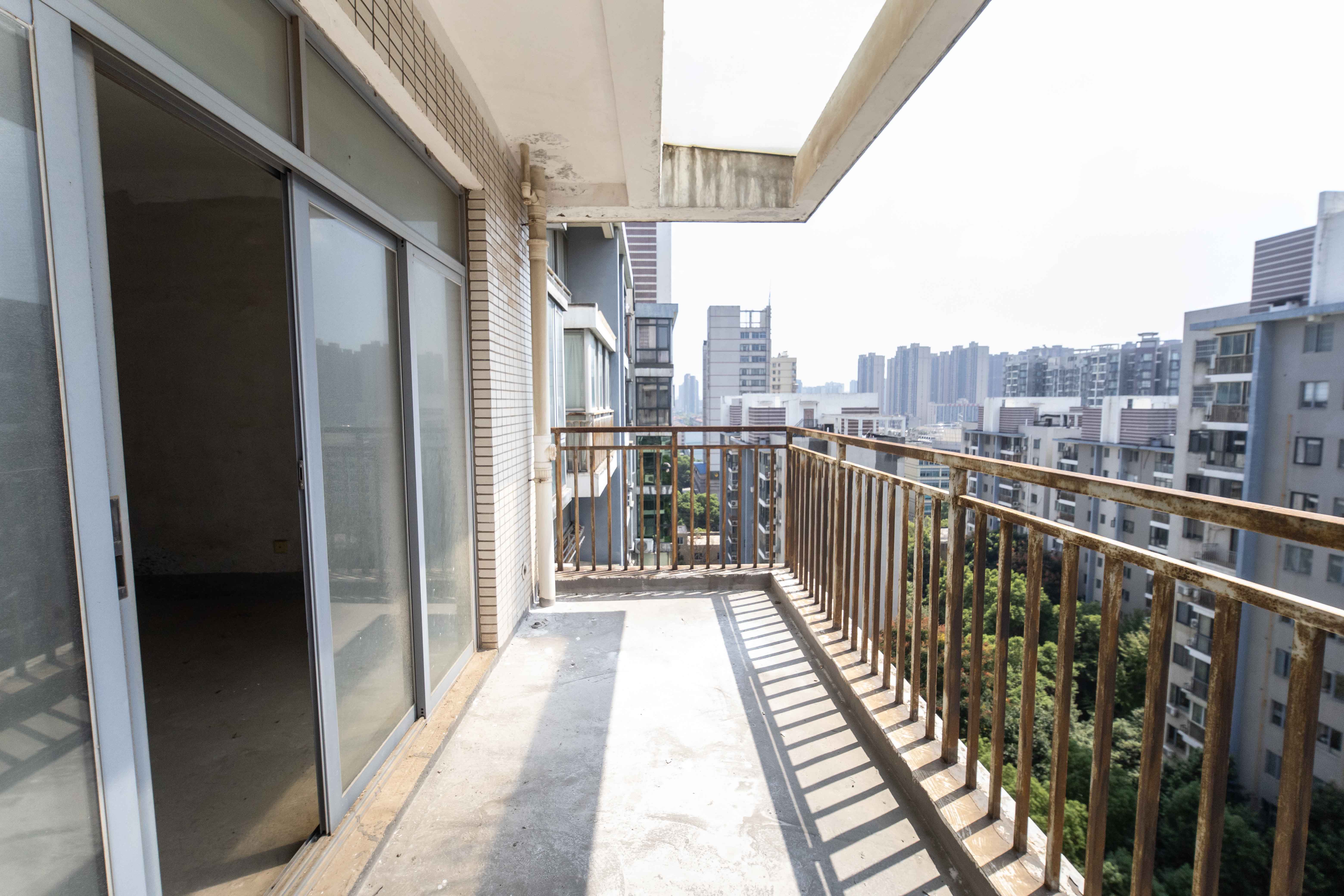 银港水晶城 4室2厅3卫 176.0万 银港水晶城 4室2厅3卫 176.0万阳台