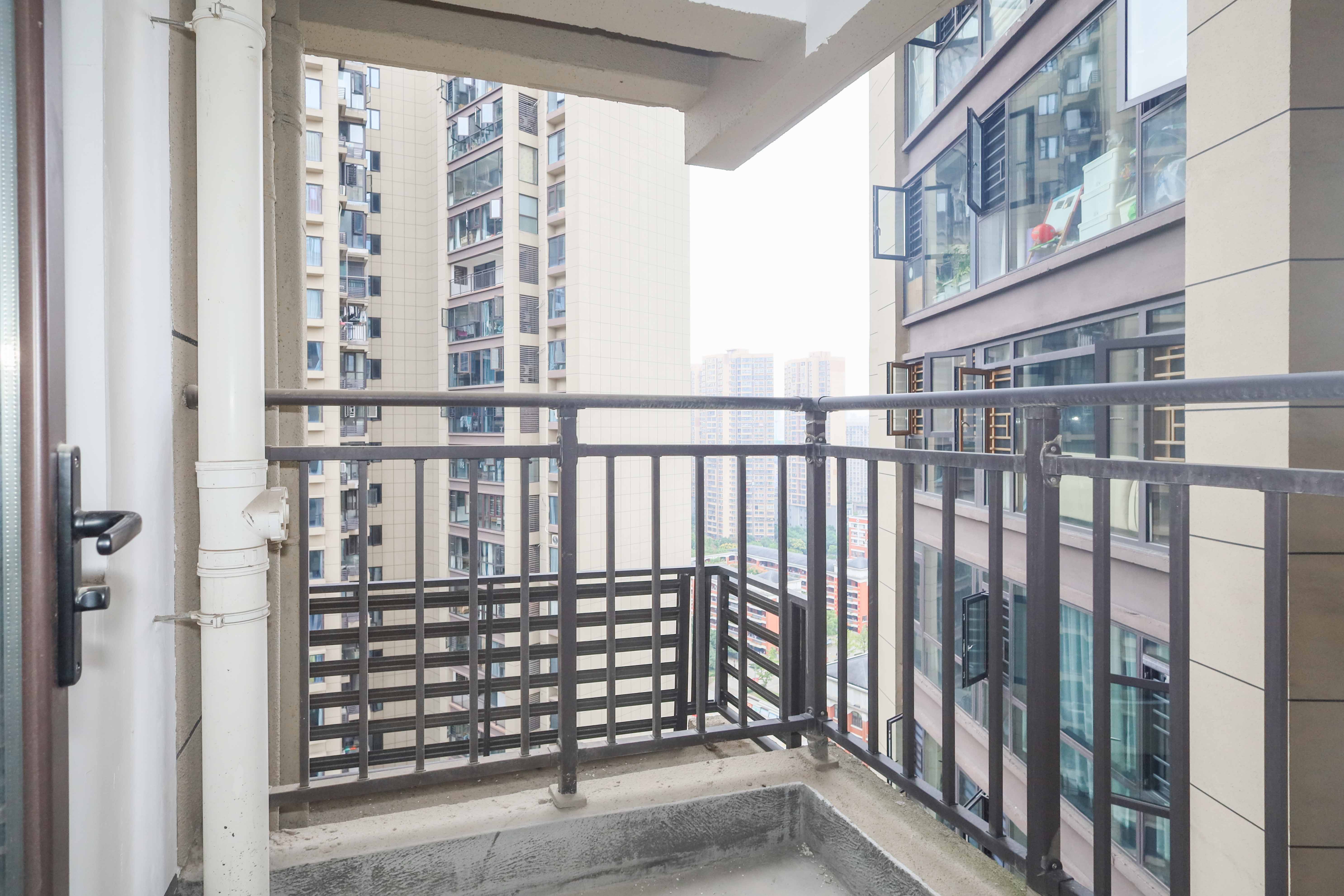 中国铁建梅溪青秀三期  3室2厅2卫   152.00万阳台