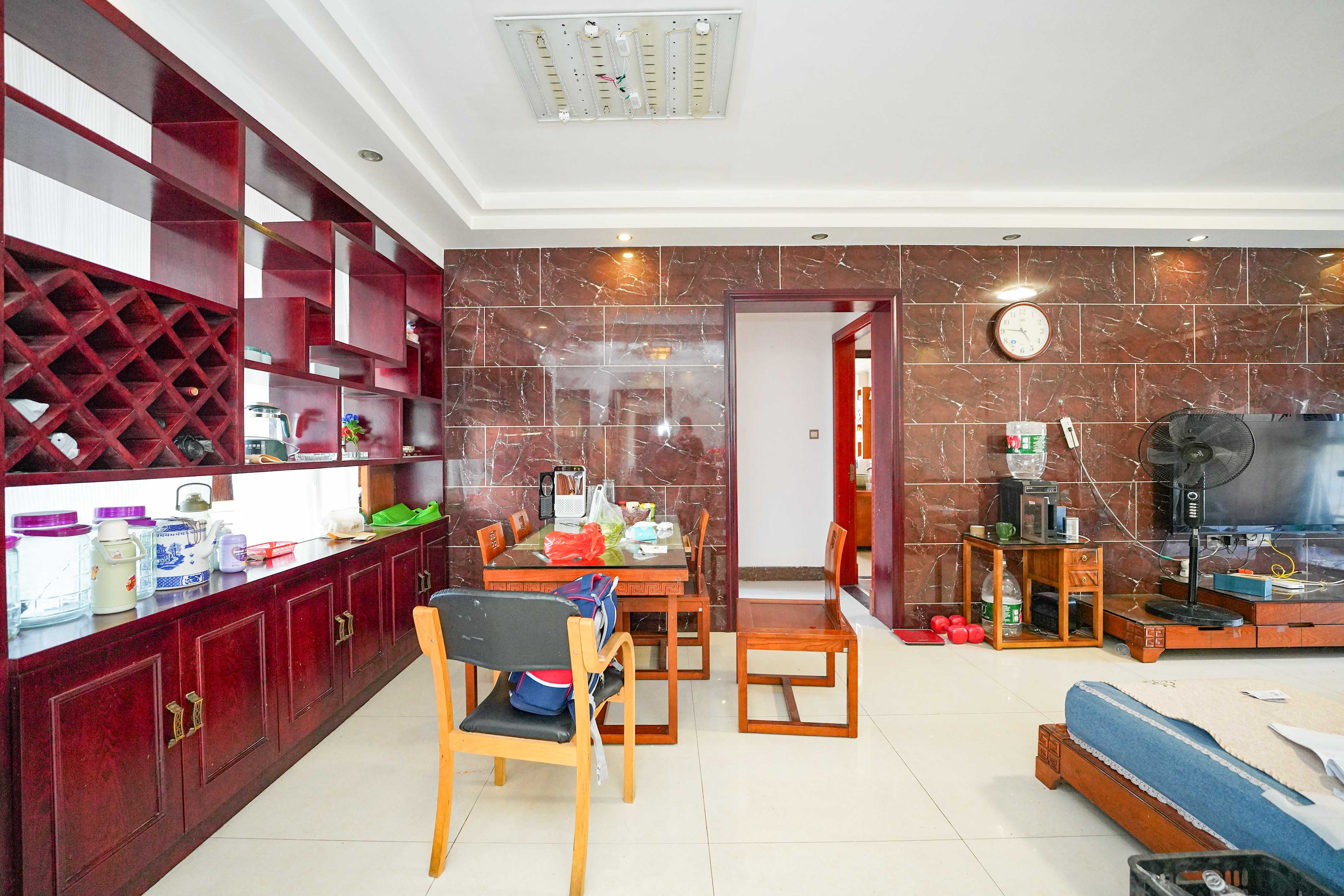 怡海星城  3室2厅2卫    59.8万客厅