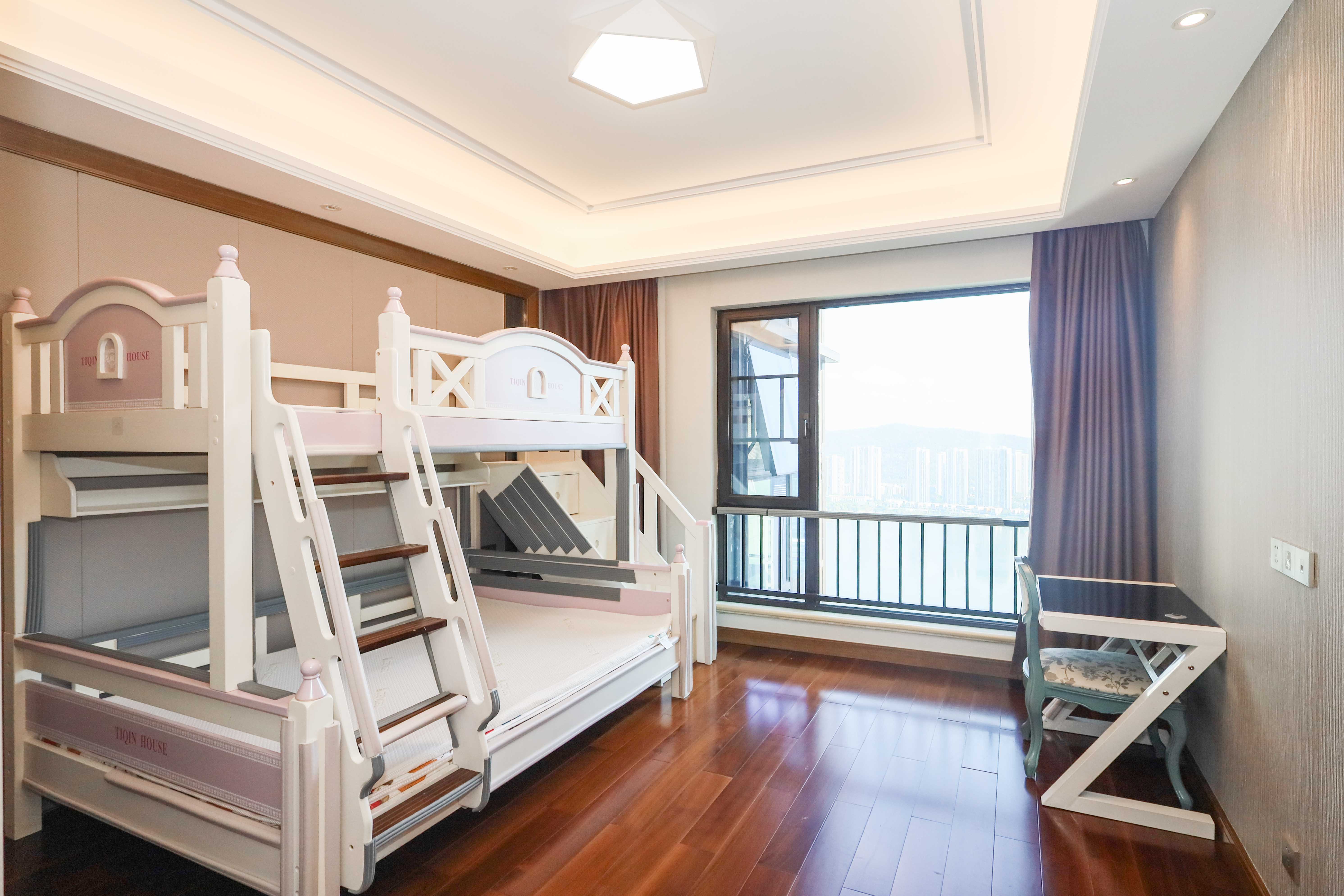 晟通牡丹舸  4室2厅2卫    450.0万卧室