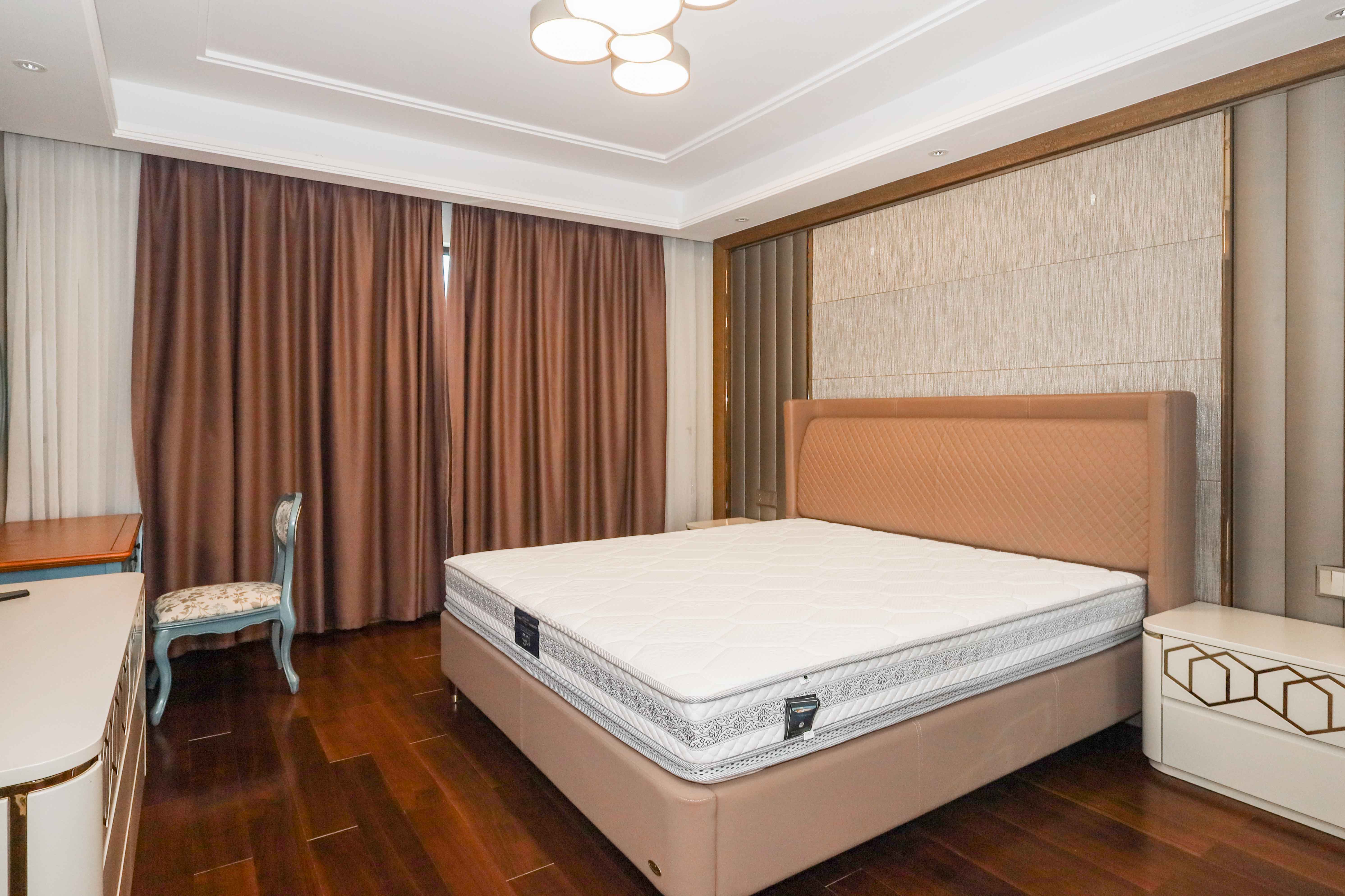 晟通牡丹舸  4室2厅2卫    450.0万卧室