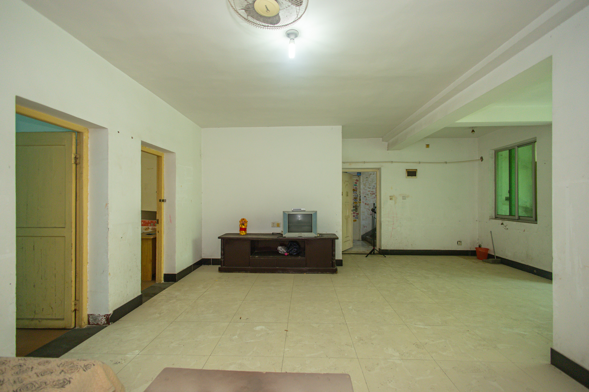 中南汽车世界 3室2厅1卫 30.4万 中南汽车世界 3室2厅1卫 30.4万客厅