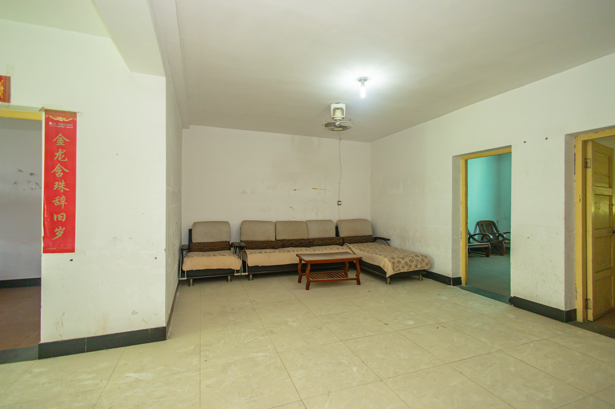 中南汽车世界 3室2厅1卫 30.4万 中南汽车世界 3室2厅1卫 30.4万客厅