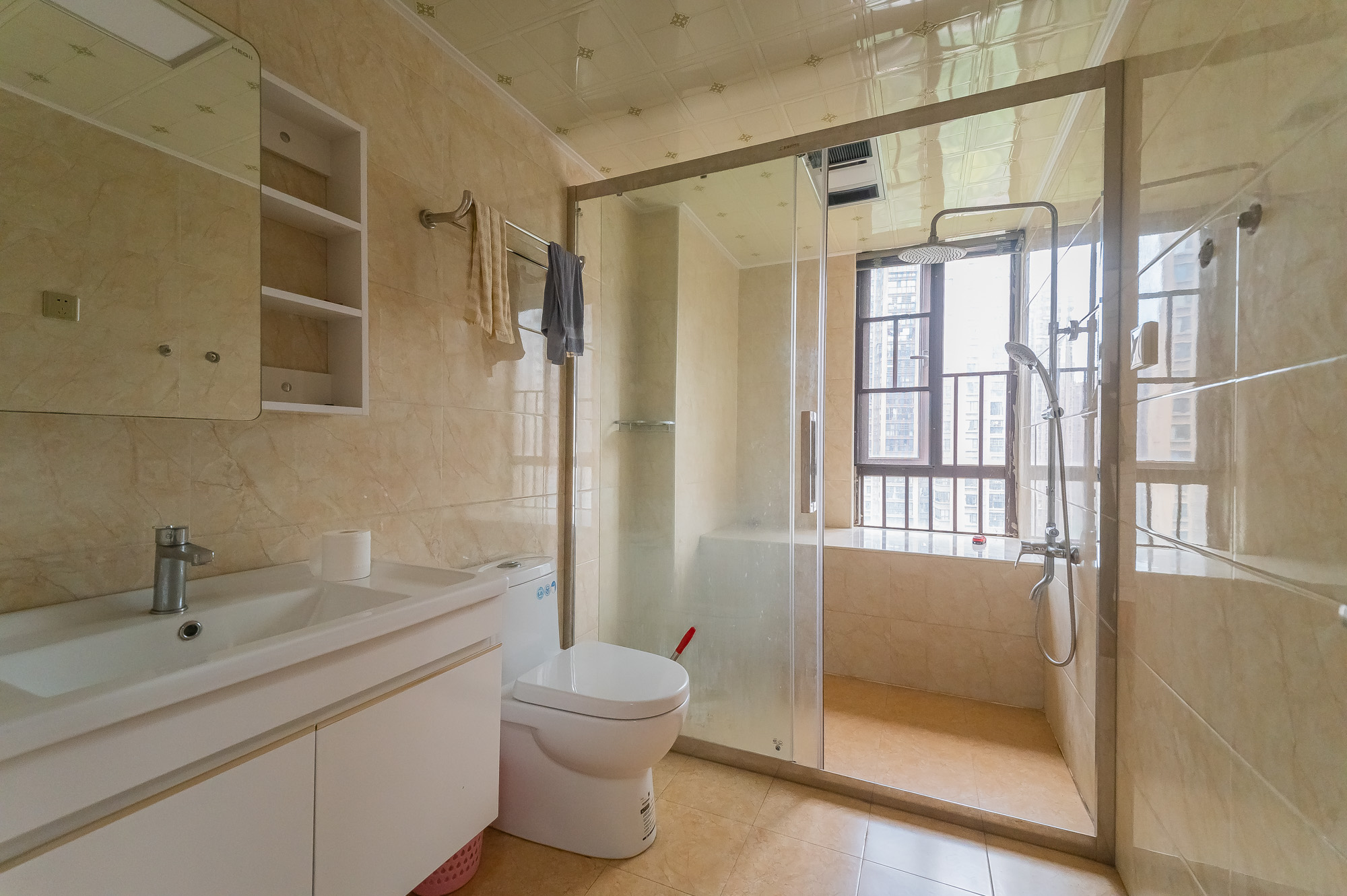 华润凤凰城三期 3室2厅2卫 109.8万 华润凤凰城三期 3室2厅2卫 109.8万卫生间