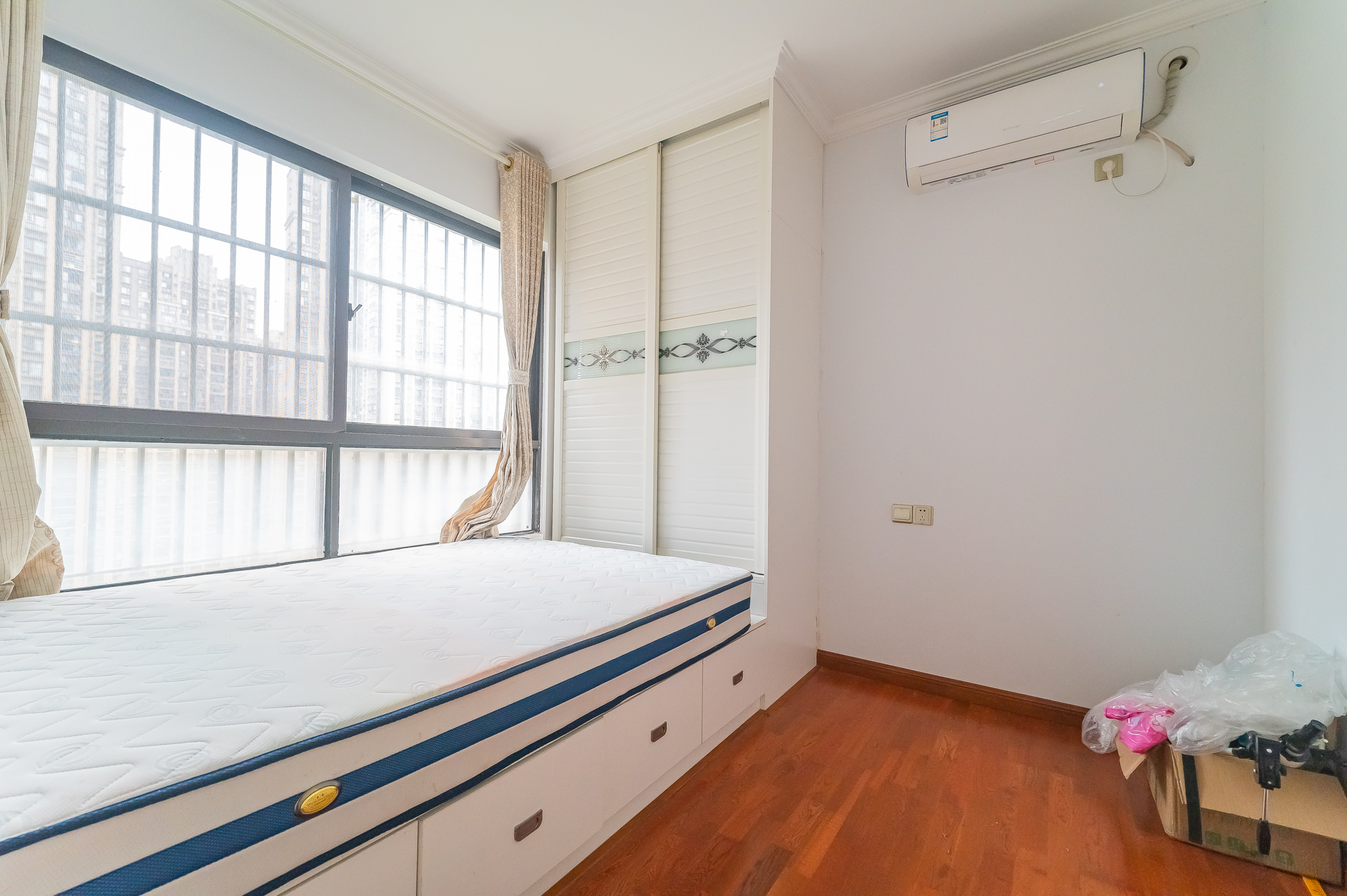 华润凤凰城三期 3室2厅2卫 109.8万 华润凤凰城三期 3室2厅2卫 109.8万卧室