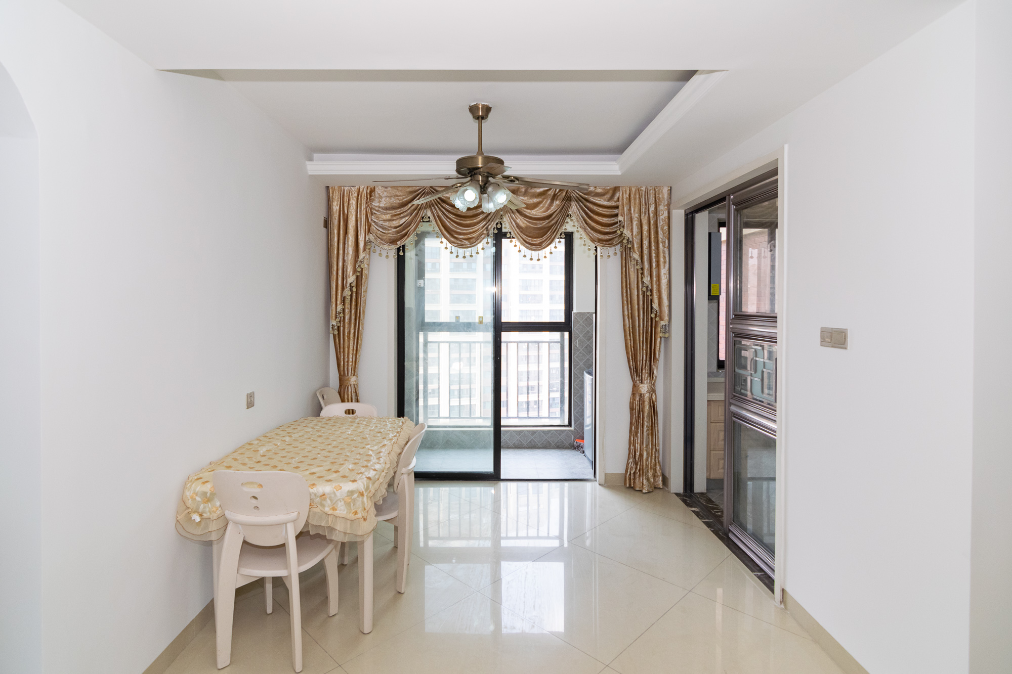 新城国际花都 3室2厅2卫 83.0万 新城国际花都 3室2厅2卫 83.0万客厅