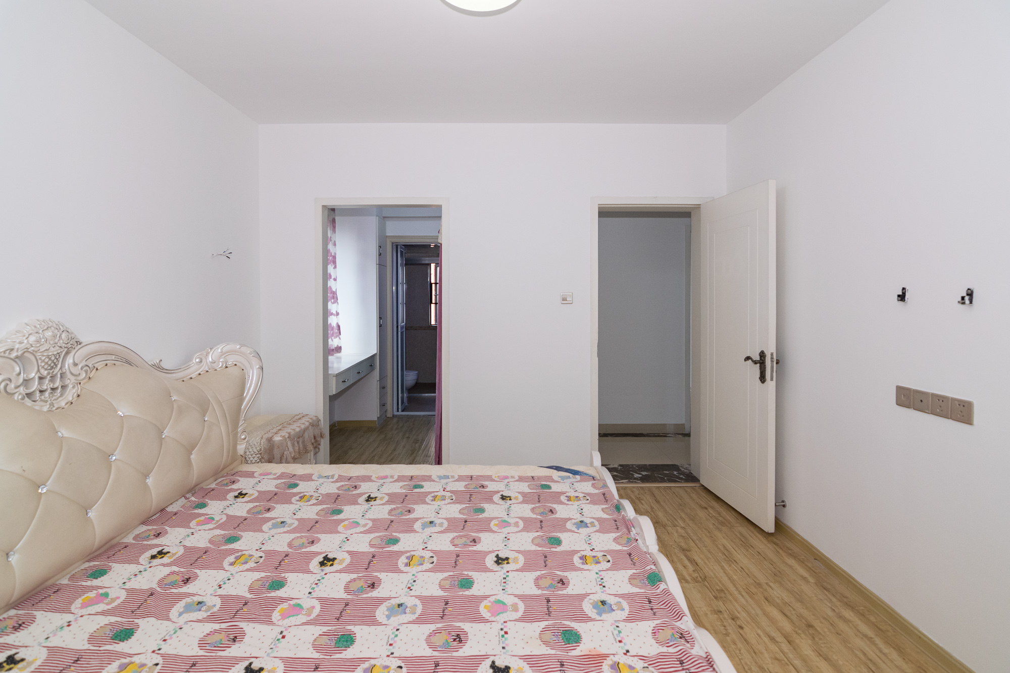 新城国际花都 3室2厅2卫 83.0万 新城国际花都 3室2厅2卫 83.0万卧室